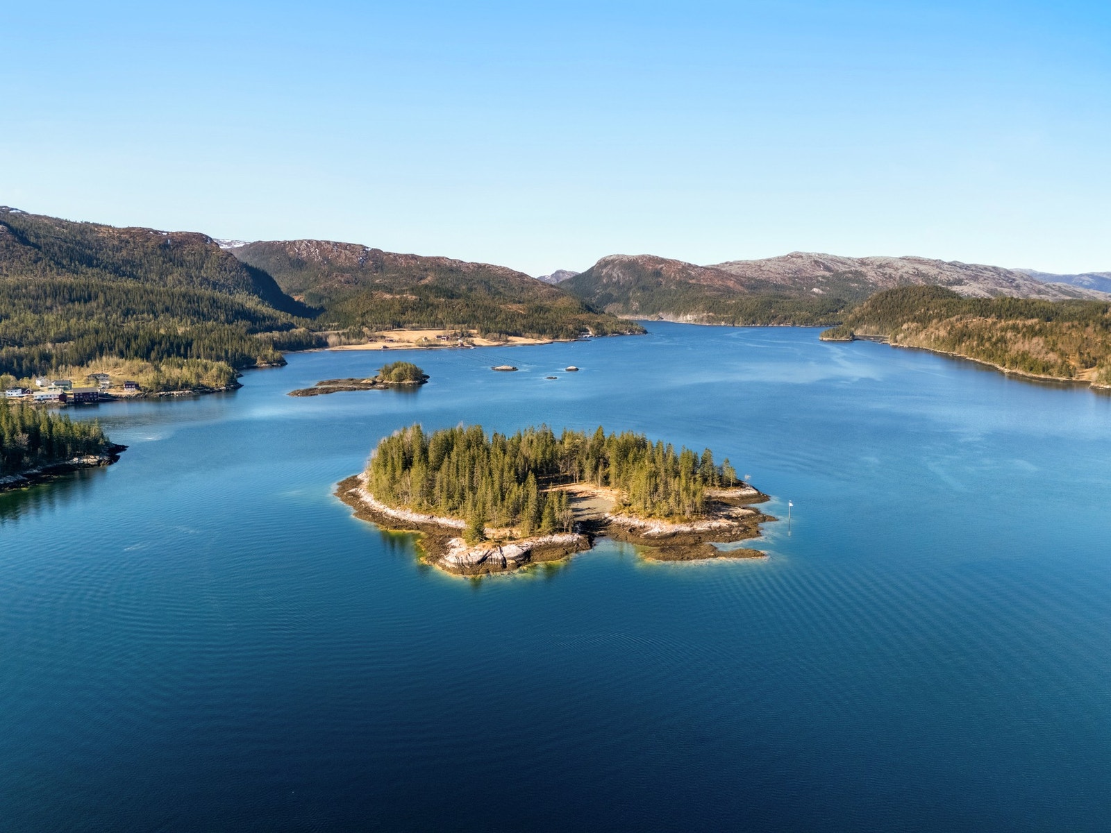 Furuholmen ligger midt i Bindalsfjorden. Galleribilde