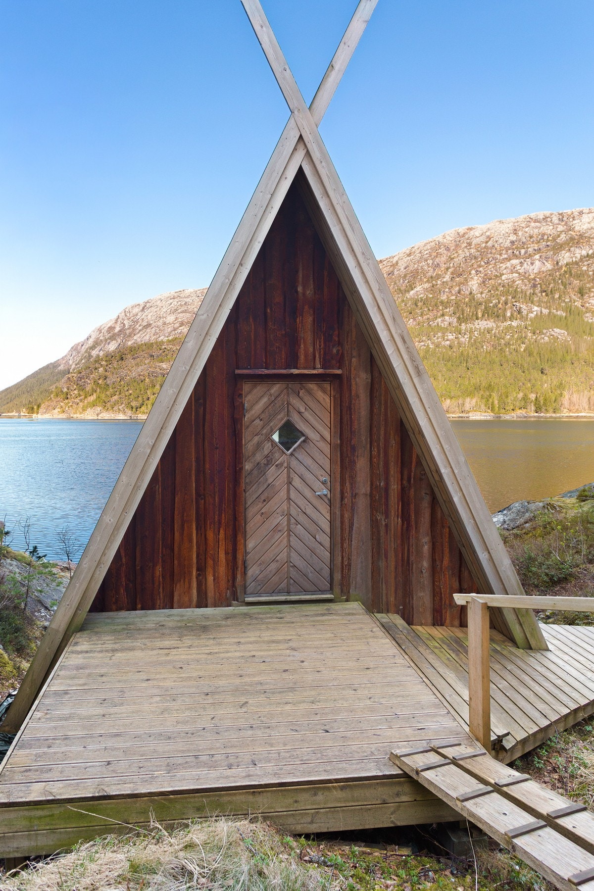 Naustet ligger like ved vannkanten. Galleribilde