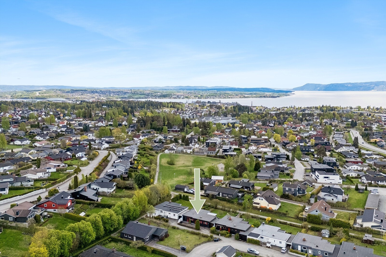 Fra eiendommen er det ca. 3 km til sentrum med et rikelig tilbud av kaféer, spisesteder og kultur, samt innlandets største kjøpesenter, CC Hamar. Galleribilde