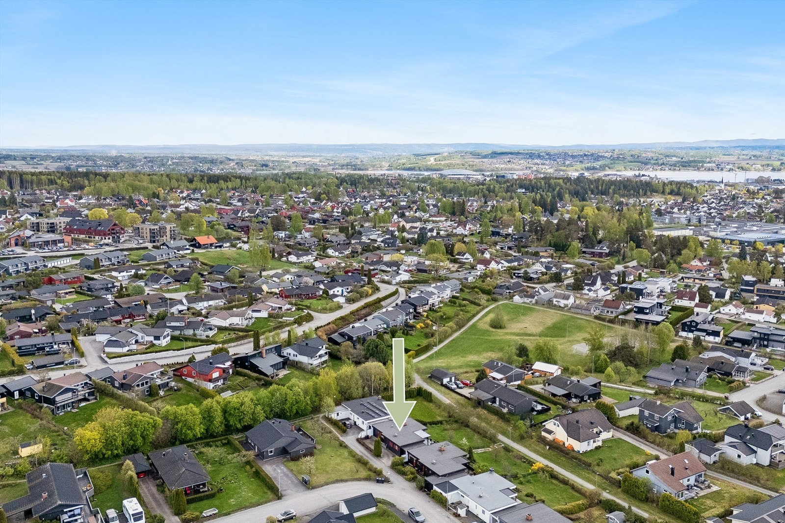 Umiddelbar nærhet til friområde som er rett nedenfor eiendommen, samt det er flere friområder/lekeplasser i nærområdet. Galleribilde