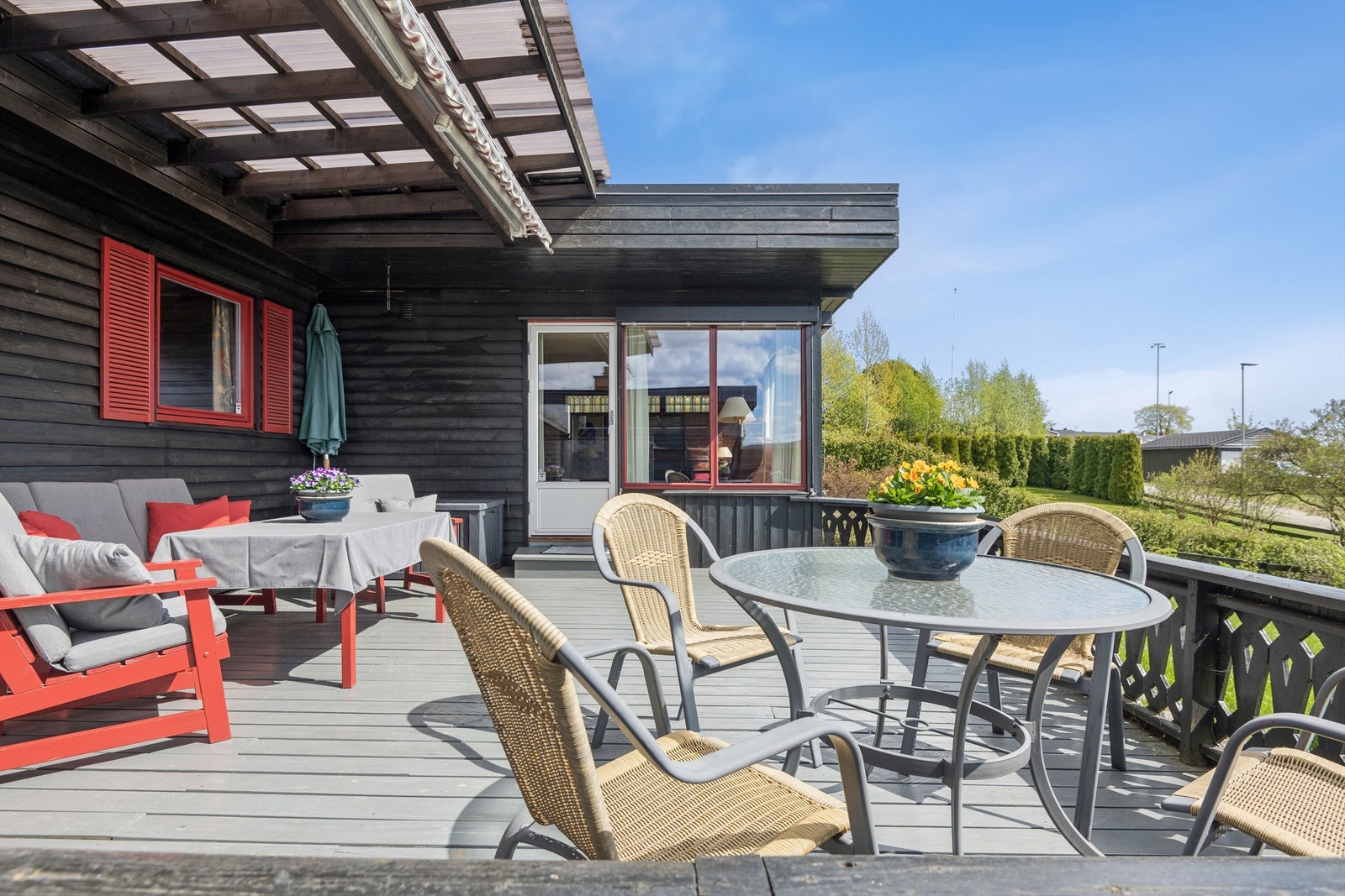 Fra stue er det utgang til delvis overbygd terrasse med gode solforhold og plass til flere møbleringssoner. Galleribilde