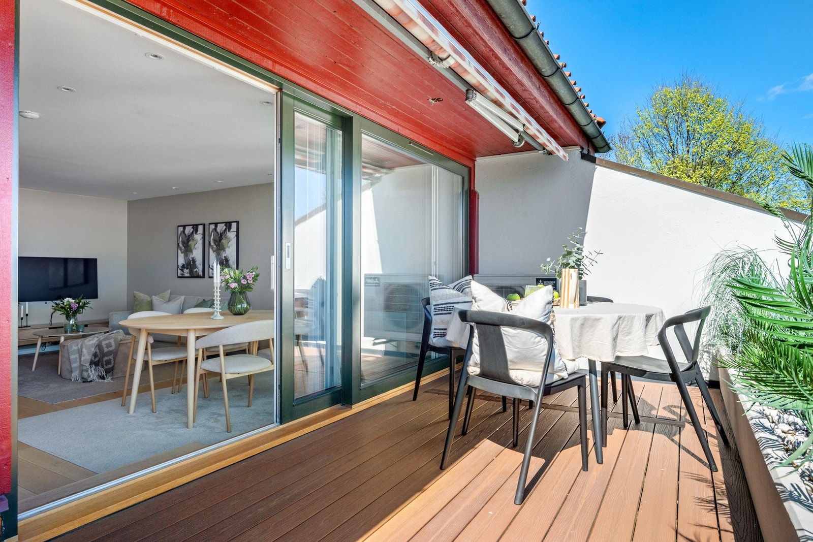 Fra stuen har du adkomst til en romslig og solrik terrasse Galleribilde