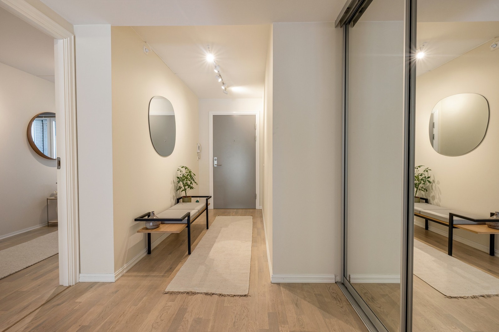 Svært innbydende entré med skyvedørsgarderobe Galleribilde