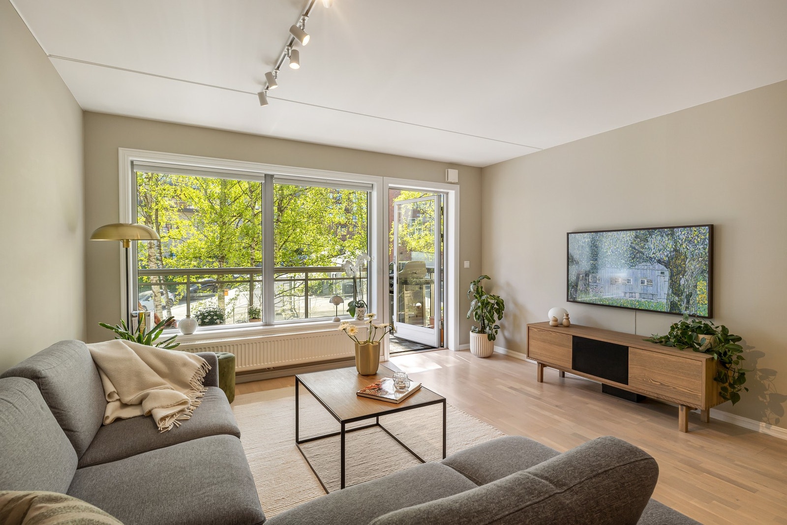 Leiligheten varmes opp med vannbåren varme via radiatorer Galleribilde