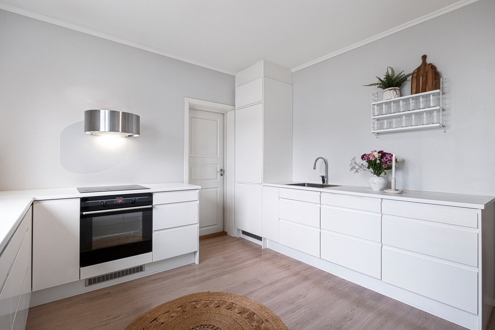 Kjøkkenet har rikelig med skap og benkeplass. Galleribilde