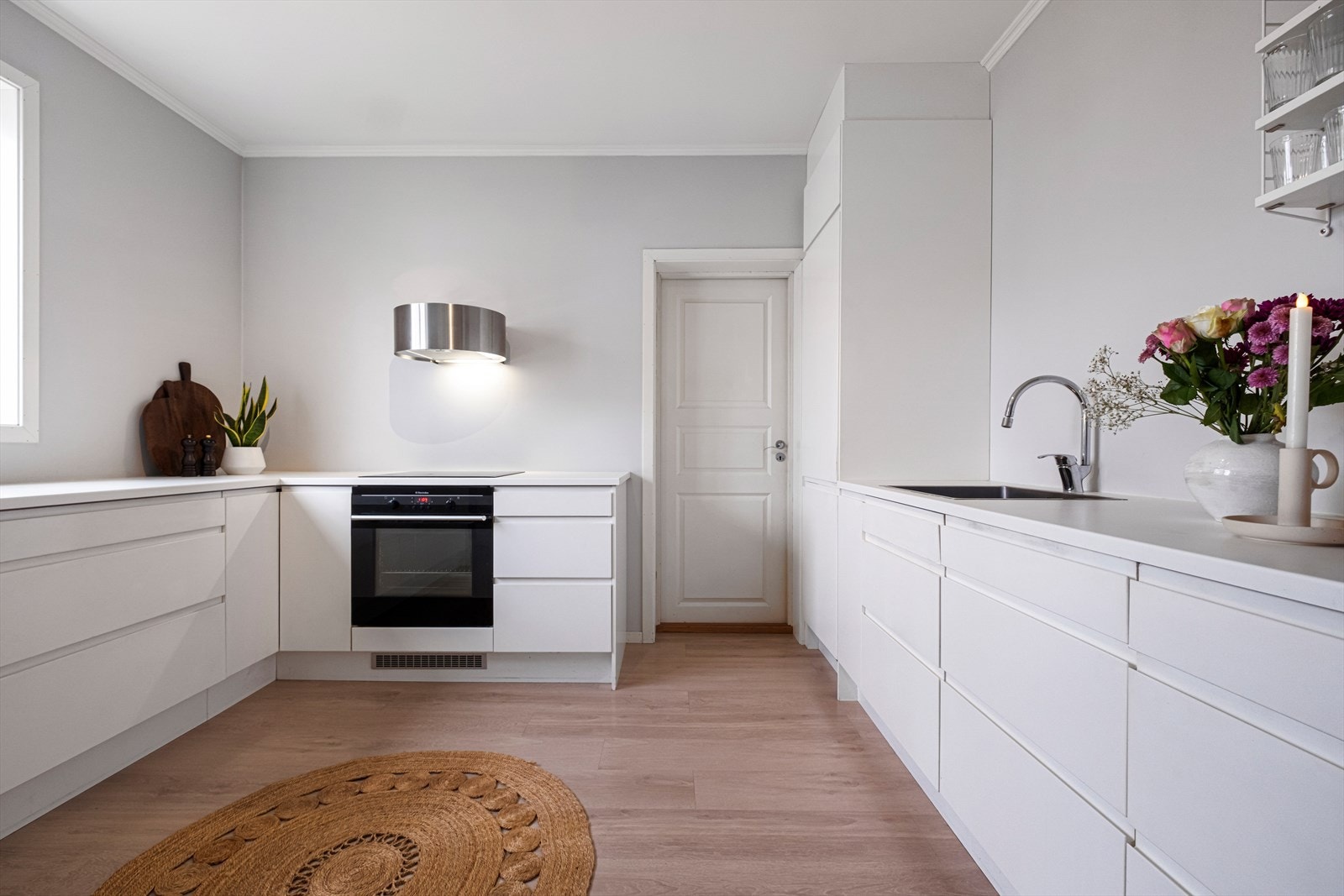 Det er kjøkkenventilator med kullfilter. Galleribilde