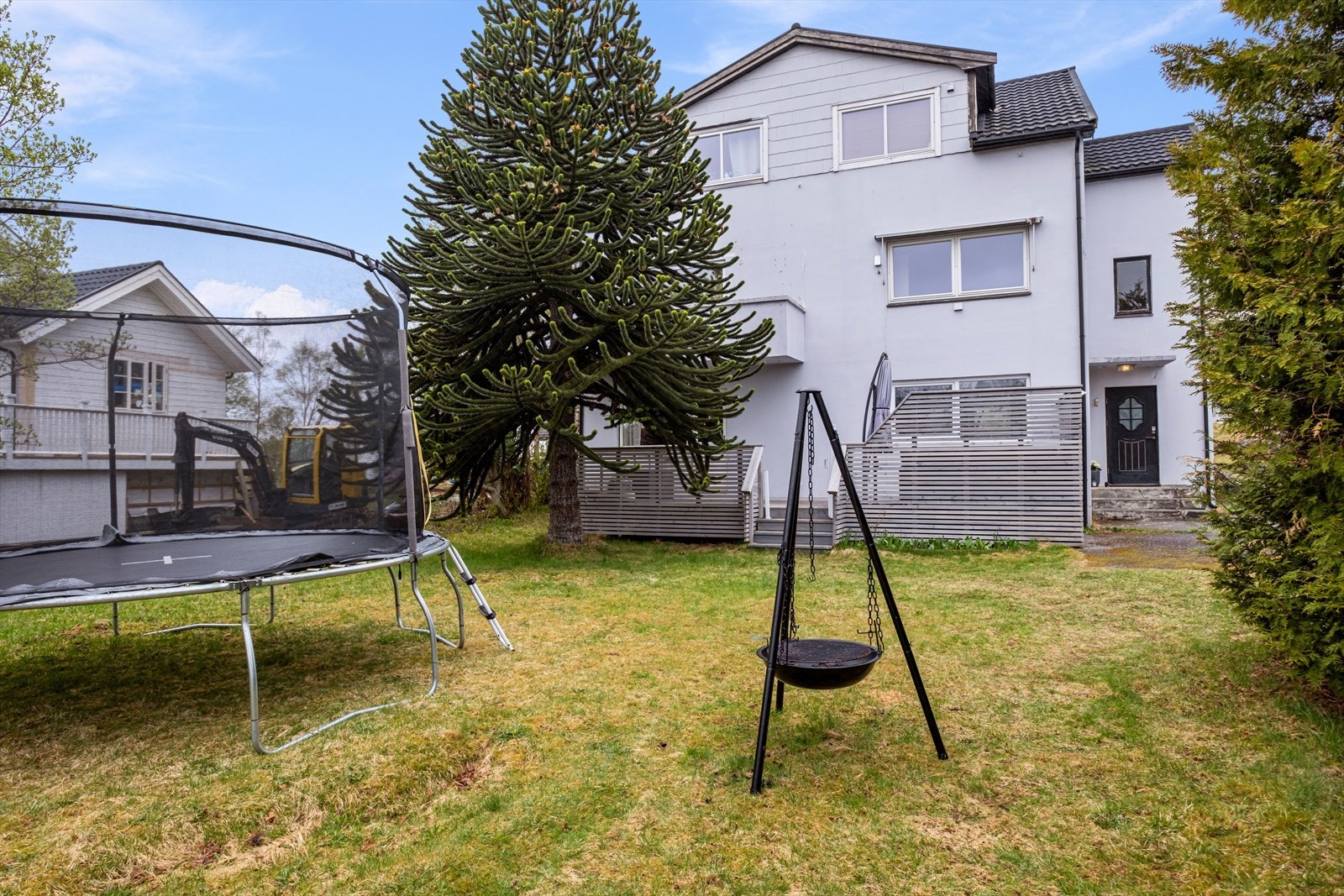 Det er rikelig med parkering på sameiets felles gruslagt gårdsplass. Galleribilde
