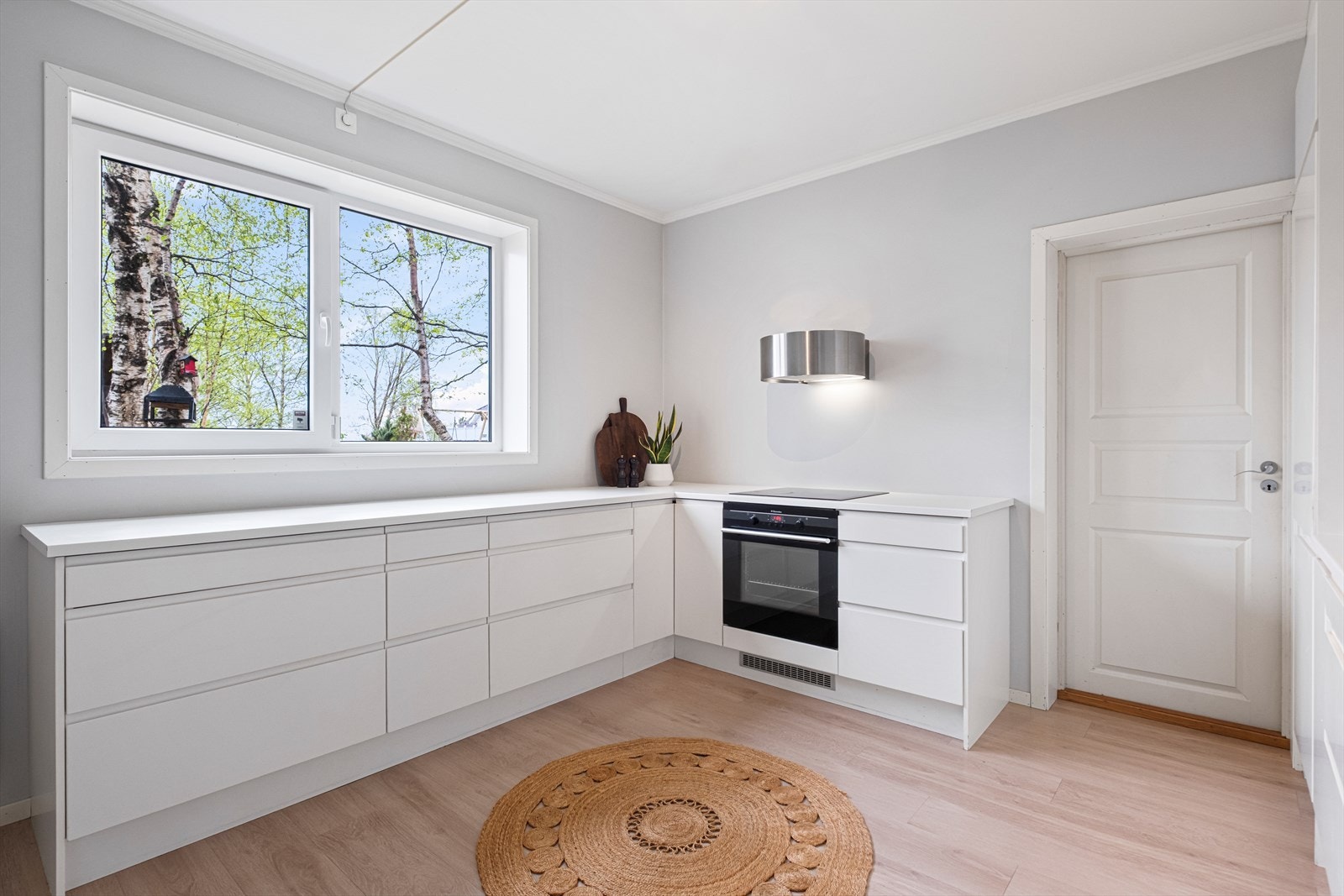 Kjøkkenet er utstyrt med kjøl/fryseskap, oppvaskmaskin, komfyr og induksjonstopp. Galleribilde