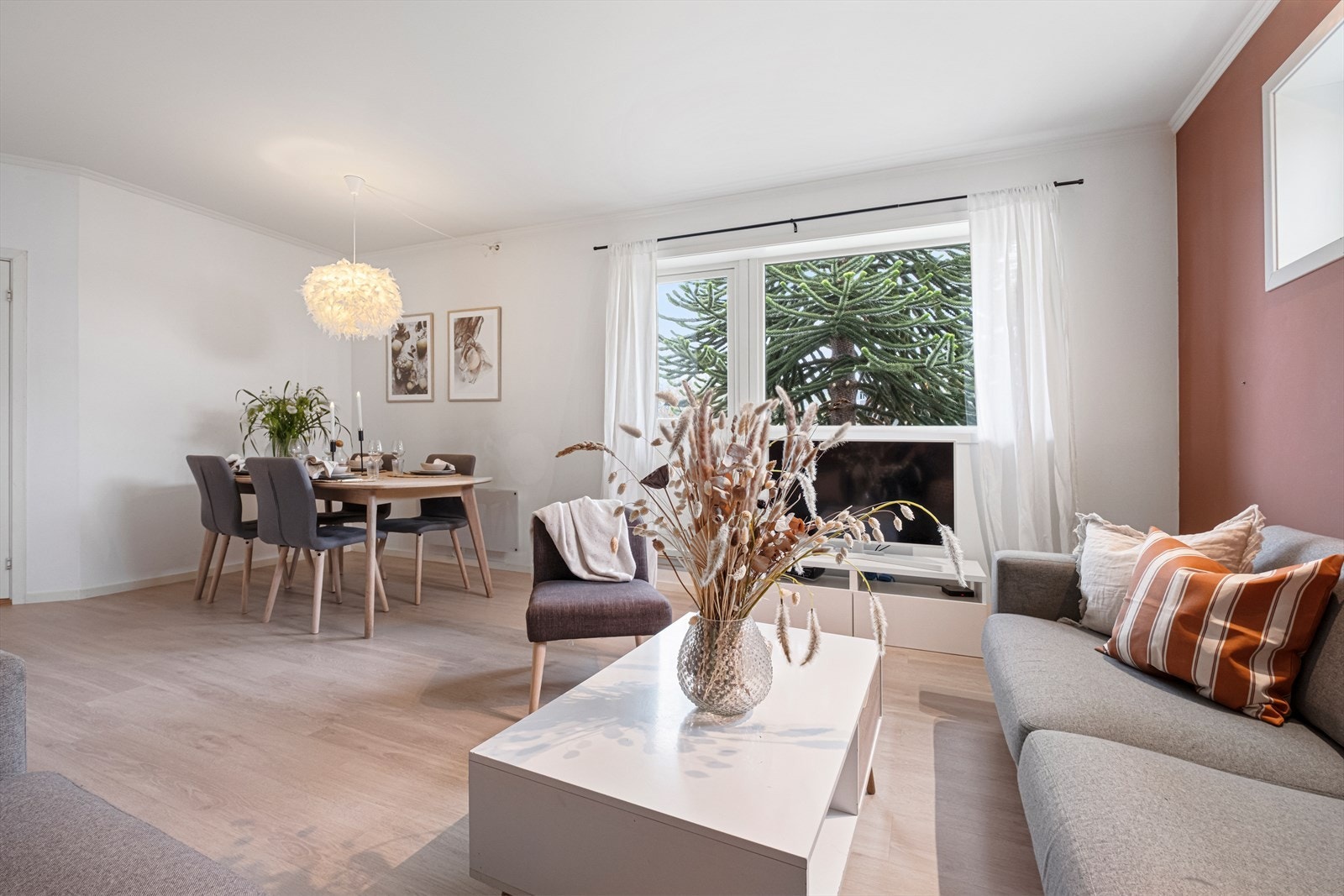 De store vindusflatene gir rikelig med naturlig lysinnslipp. Galleribilde