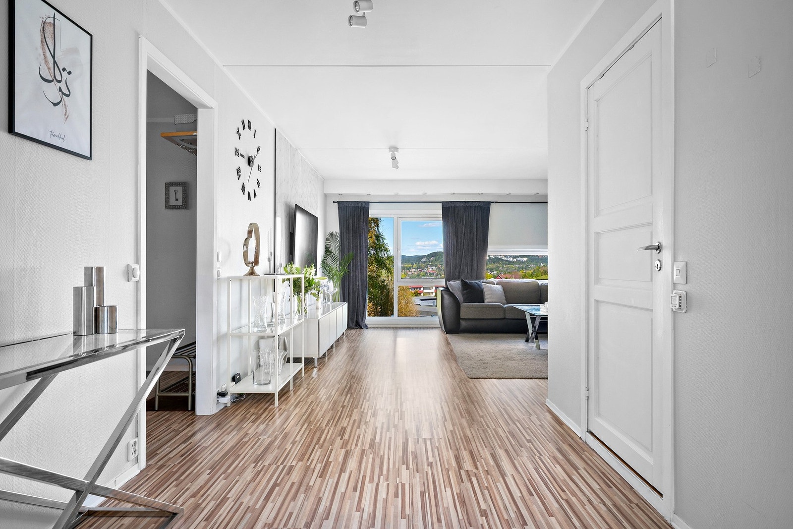 Stuen får godt med lys inn fra romslige vindusflater. Galleribilde