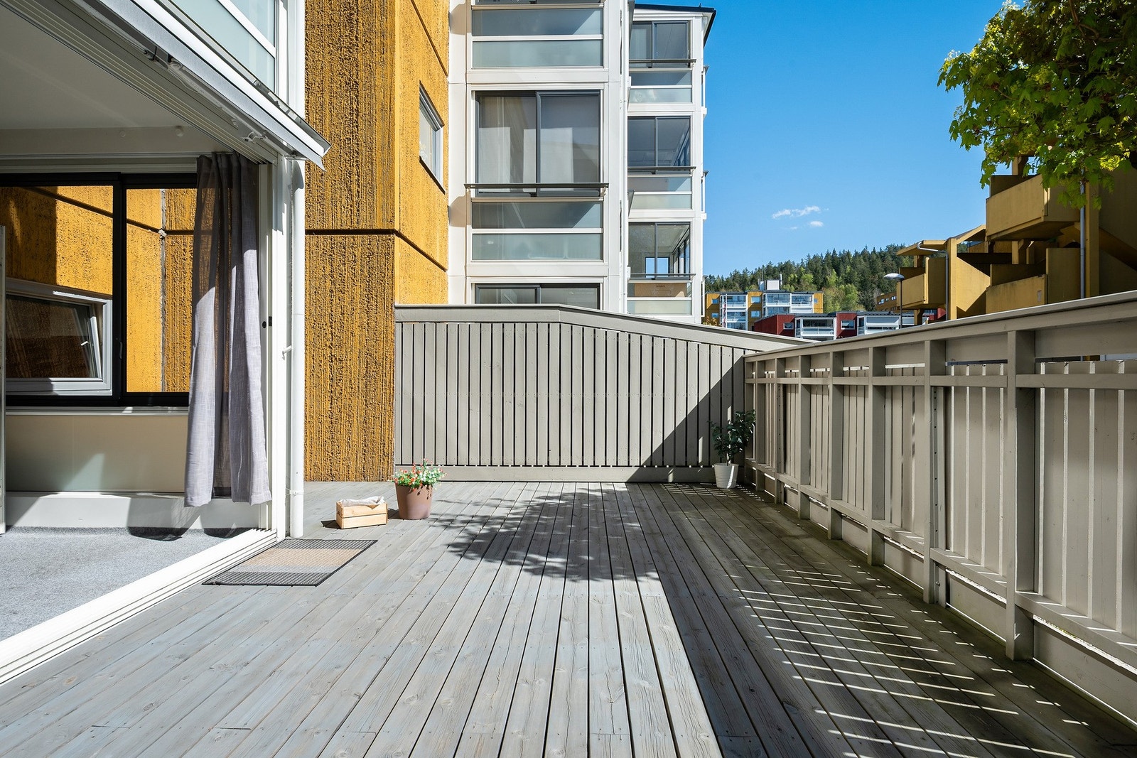 Uteplassen gir en fin ramme for sommerhalvåret og oppleves som en naturlig del av boligens oppholdsareal Galleribilde