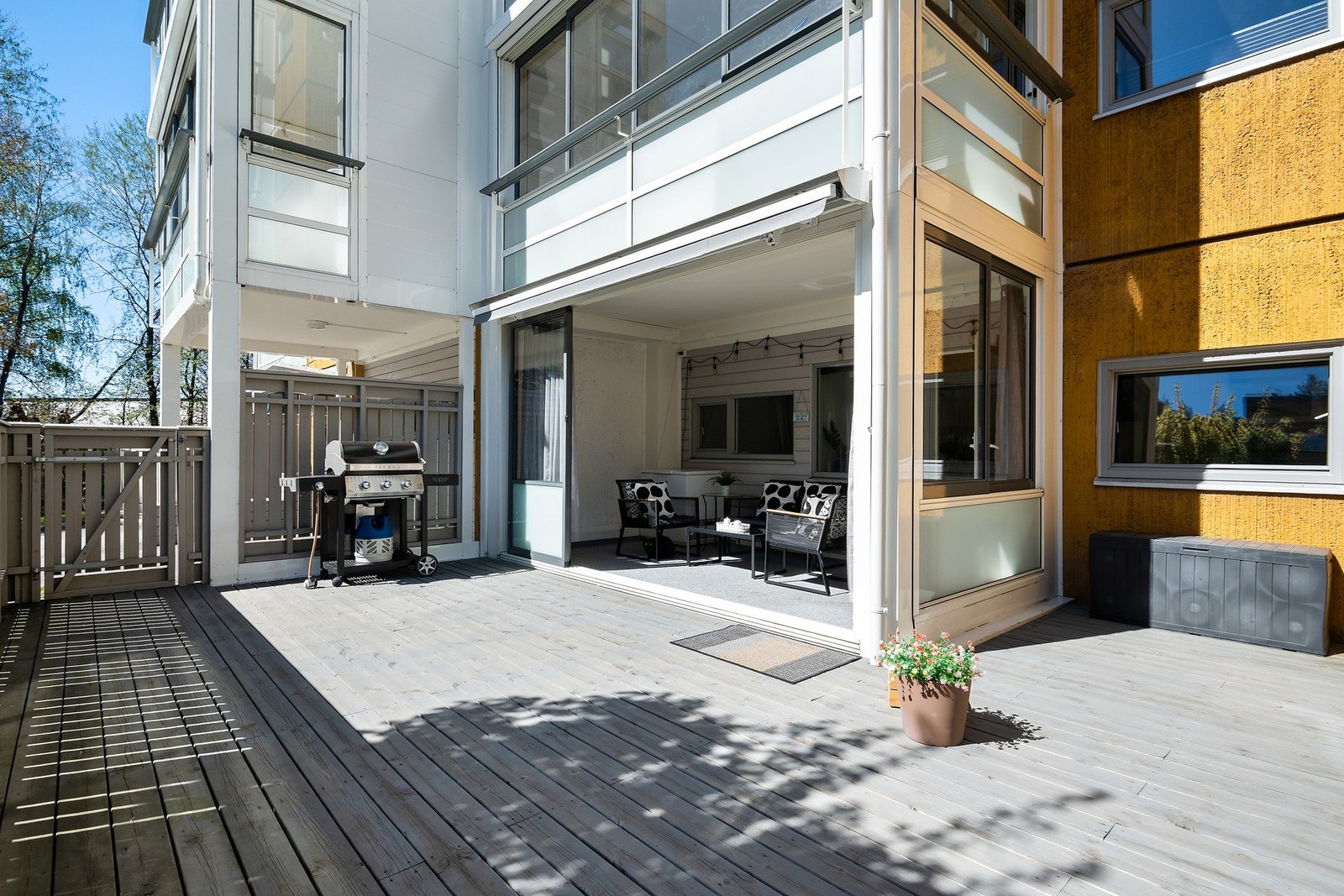 Terrasse i tilknytning til vinterhagen med plass til utemøbler, grill og sosiale sammenkomster på varme dager. Galleribilde