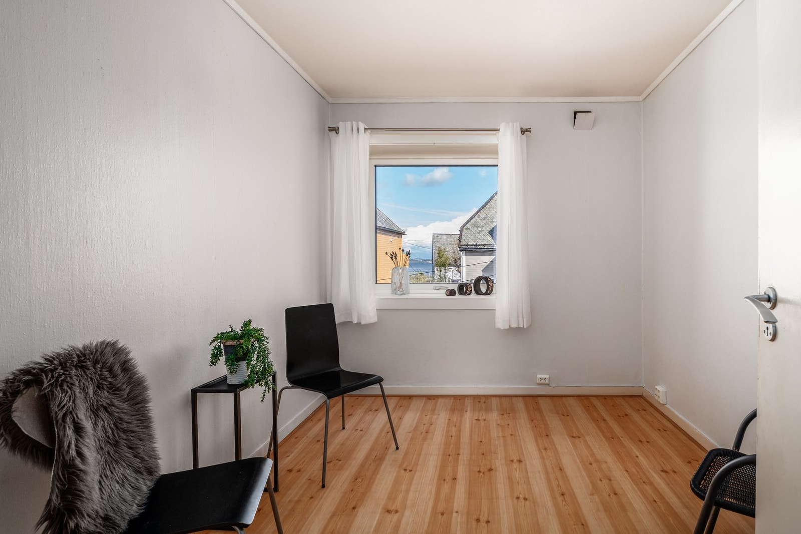 Det andre og siste soverommet passer ypperlig som gjesterom, kontor eller en stor walk-in garderobe, Galleribilde