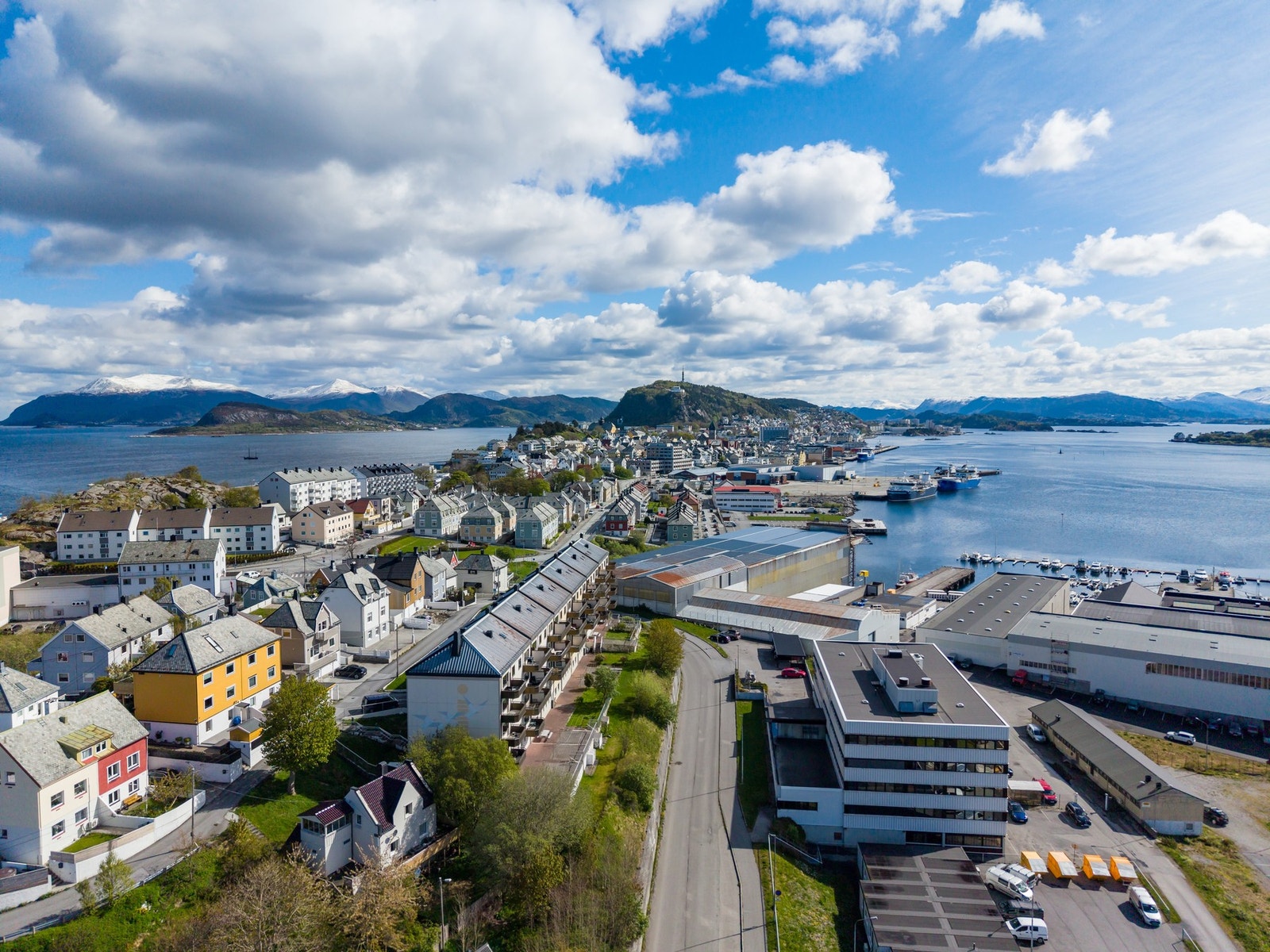 Leiligheten ligger til i en rolig gate med lite gjennomgangstrafikk. Galleribilde