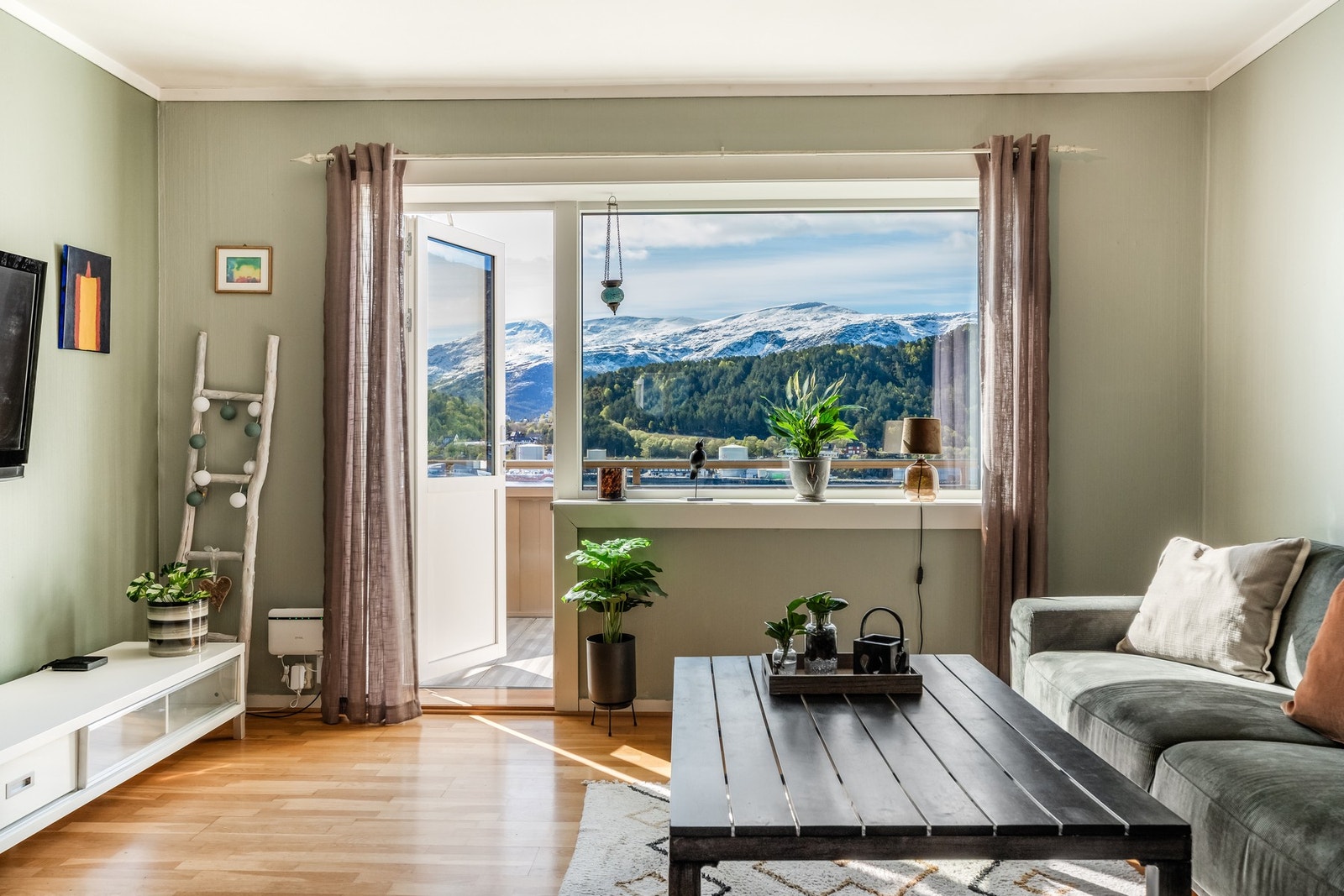 Vinduene sørger for at allrommet får tilstrekkelig med naturlig lys. Både vinduet og balkongdøren er skiftet i 2015. Galleribilde