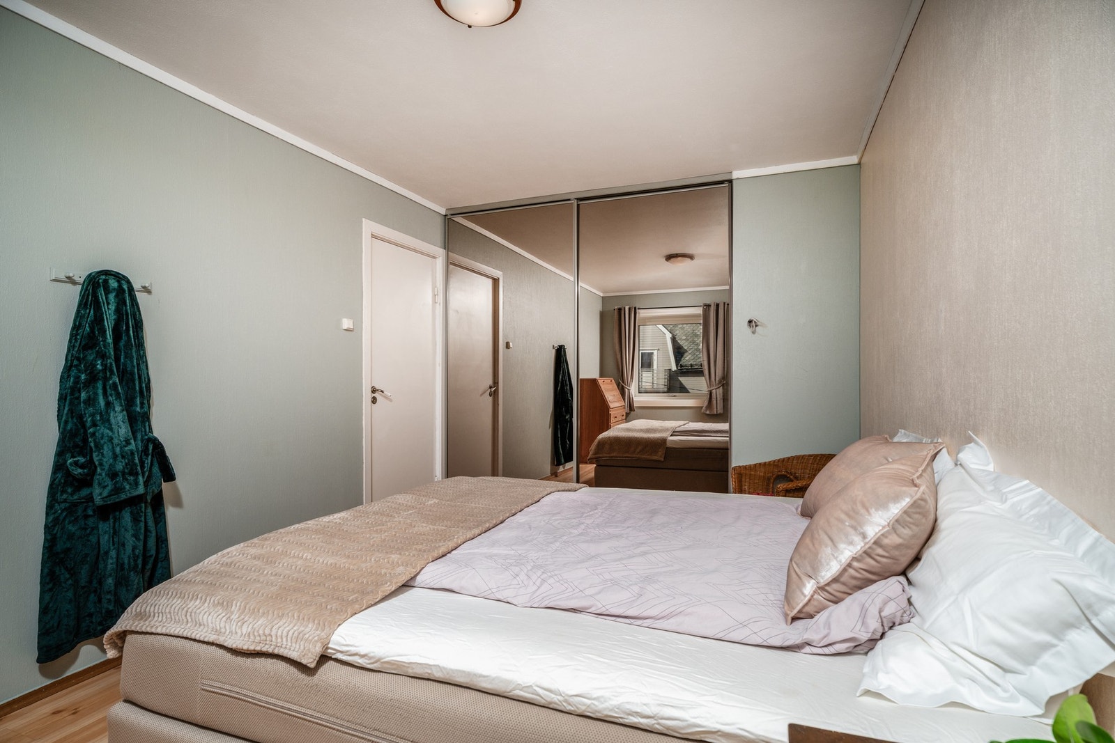 Soverommet er i tillegg utstyrt med en praktisk skyvedørsgarderobe. Galleribilde