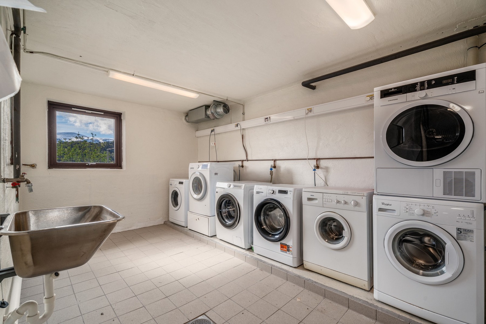 Leiligheten disponerer egen plass i felles vaskerom, plassert i kjeller. Galleribilde