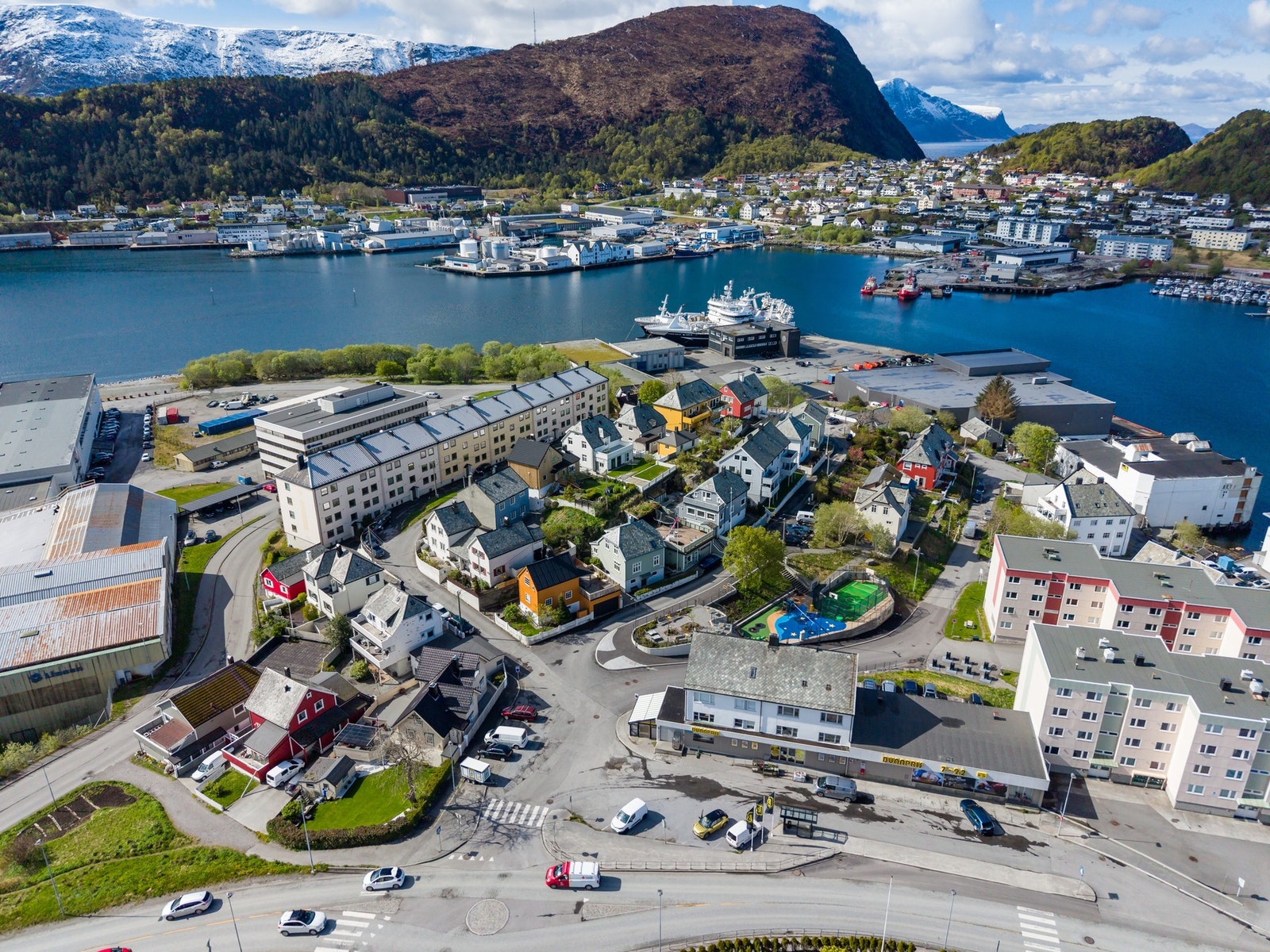 Dagligvarebutikk og bussforbindelser til blant annet Moa og NTNU er kun en kort spasertur unna. Galleribilde