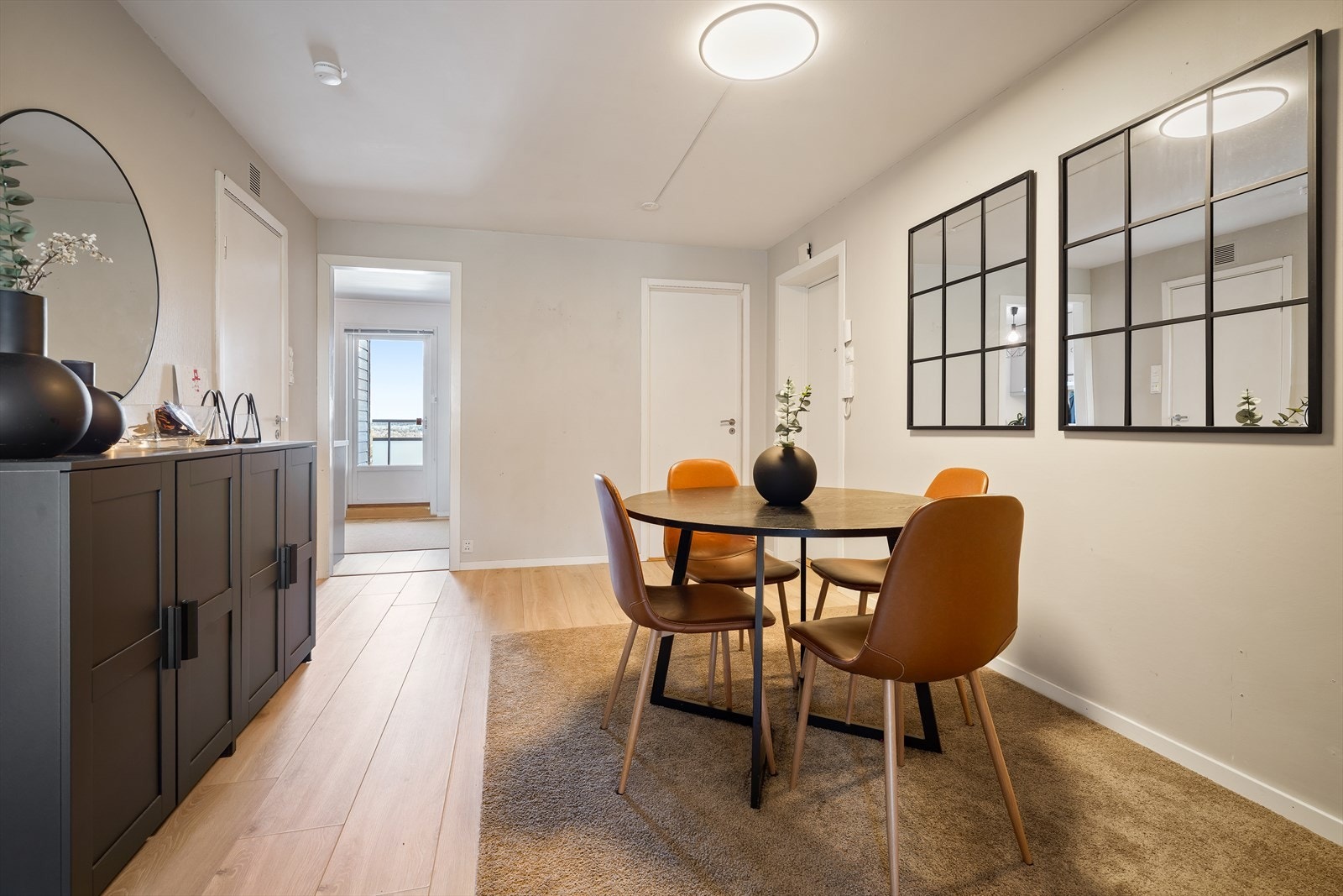Entréen tilbyr godt med plass til garderobeskap for å henge av seg diverse yttertøy og sette fra seg sko. Galleribilde