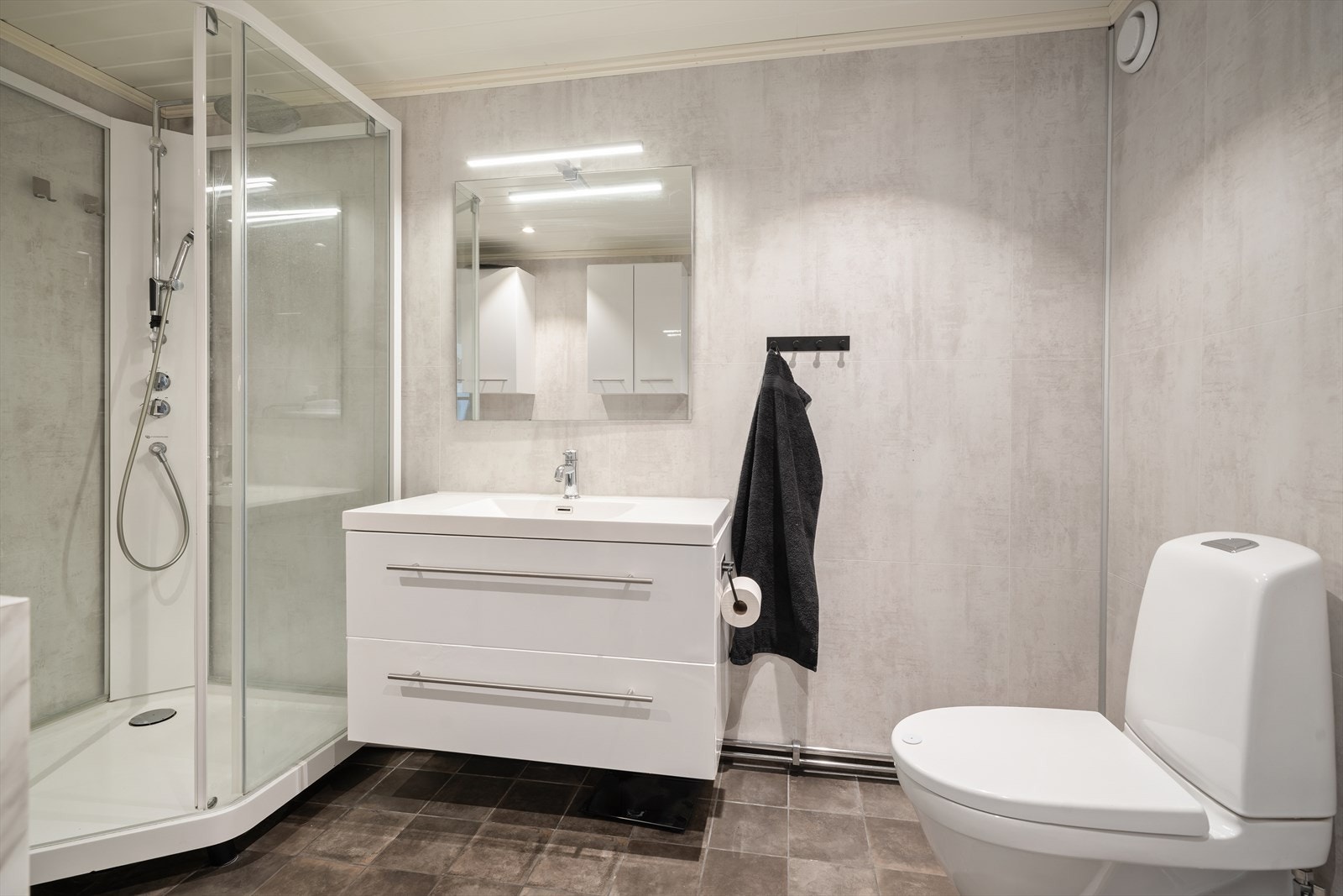 Badet er utstyrt med servantinnredning, toalett, varmtvannsbereder (Ca. 190L), opplegg for vaskemaskin og dusjkabinett. Galleribilde