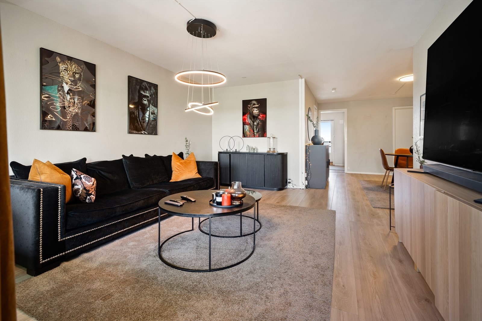 Stuen har god plass til sofagruppe, spisebord og mer. Galleribilde