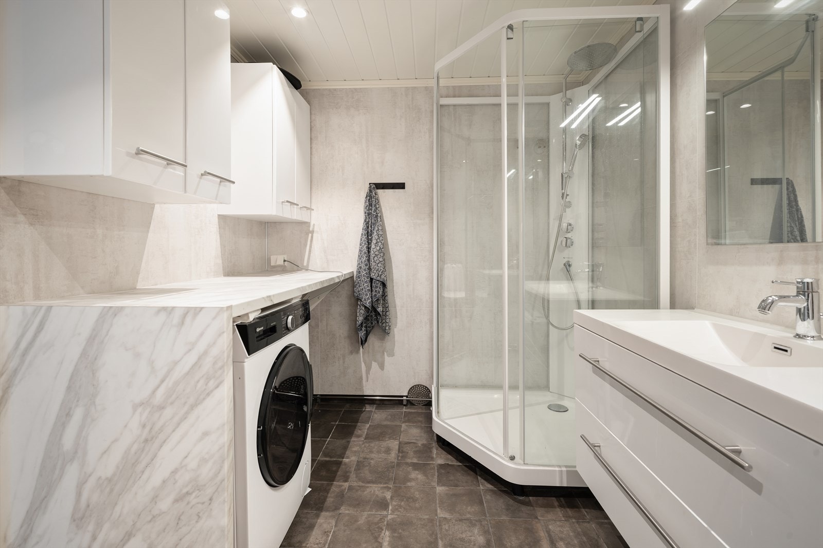 Badet er pusset opp i 2018 i følge tidligere salgsoppgave. Det er panel i tak og våtromsplater på vegger. Galleribilde