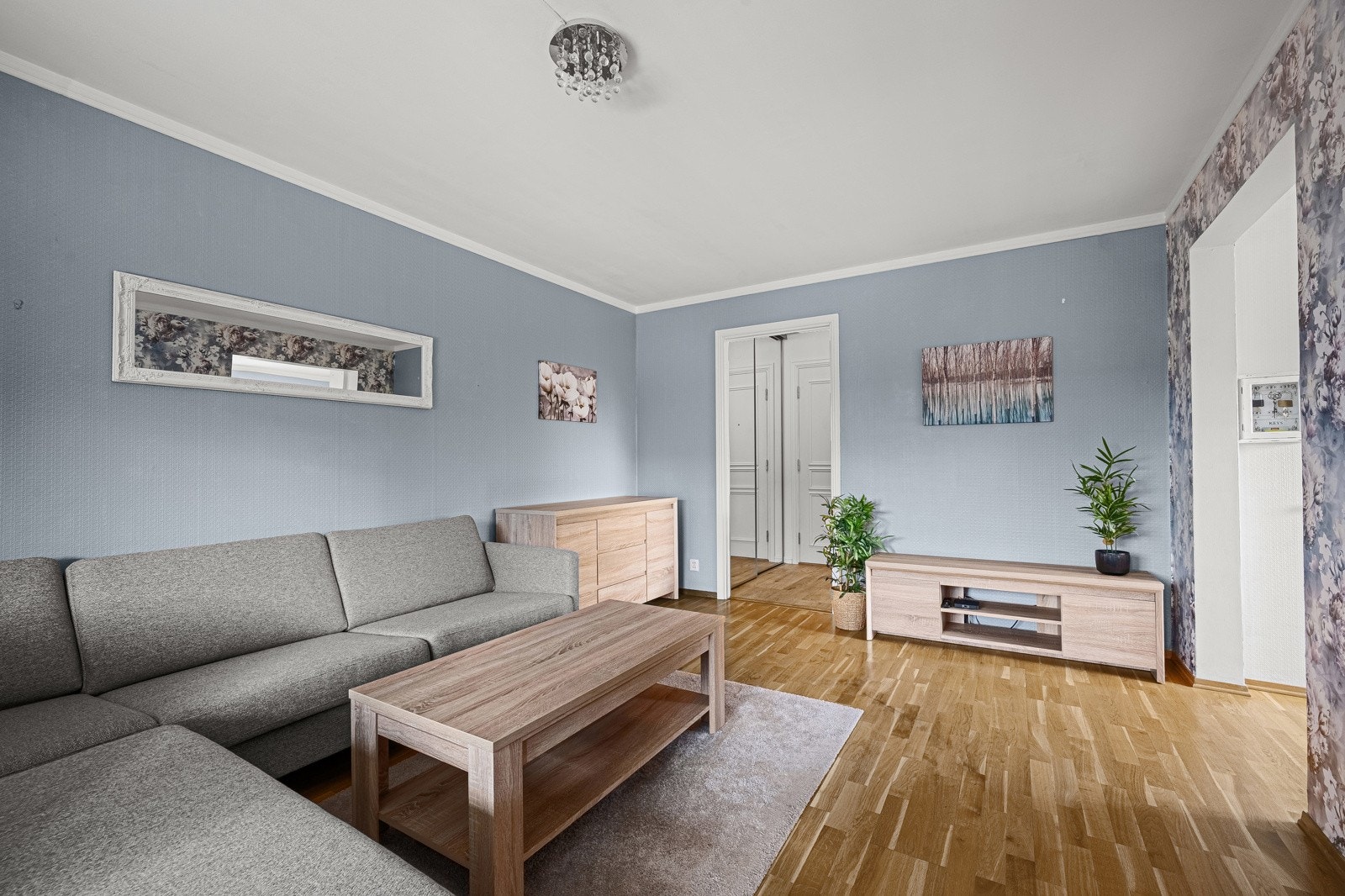 Stuen er praktisk og med god plass til sofagruppe Galleribilde