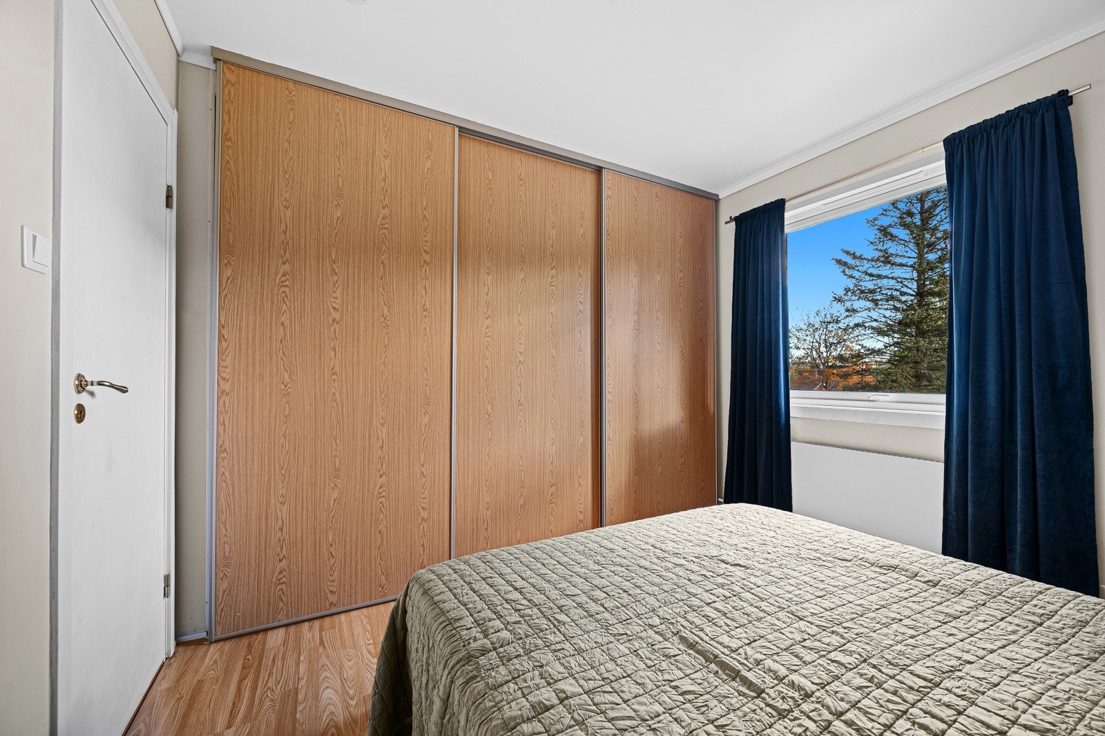 Soverom med skyvedørsgarderobe Galleribilde