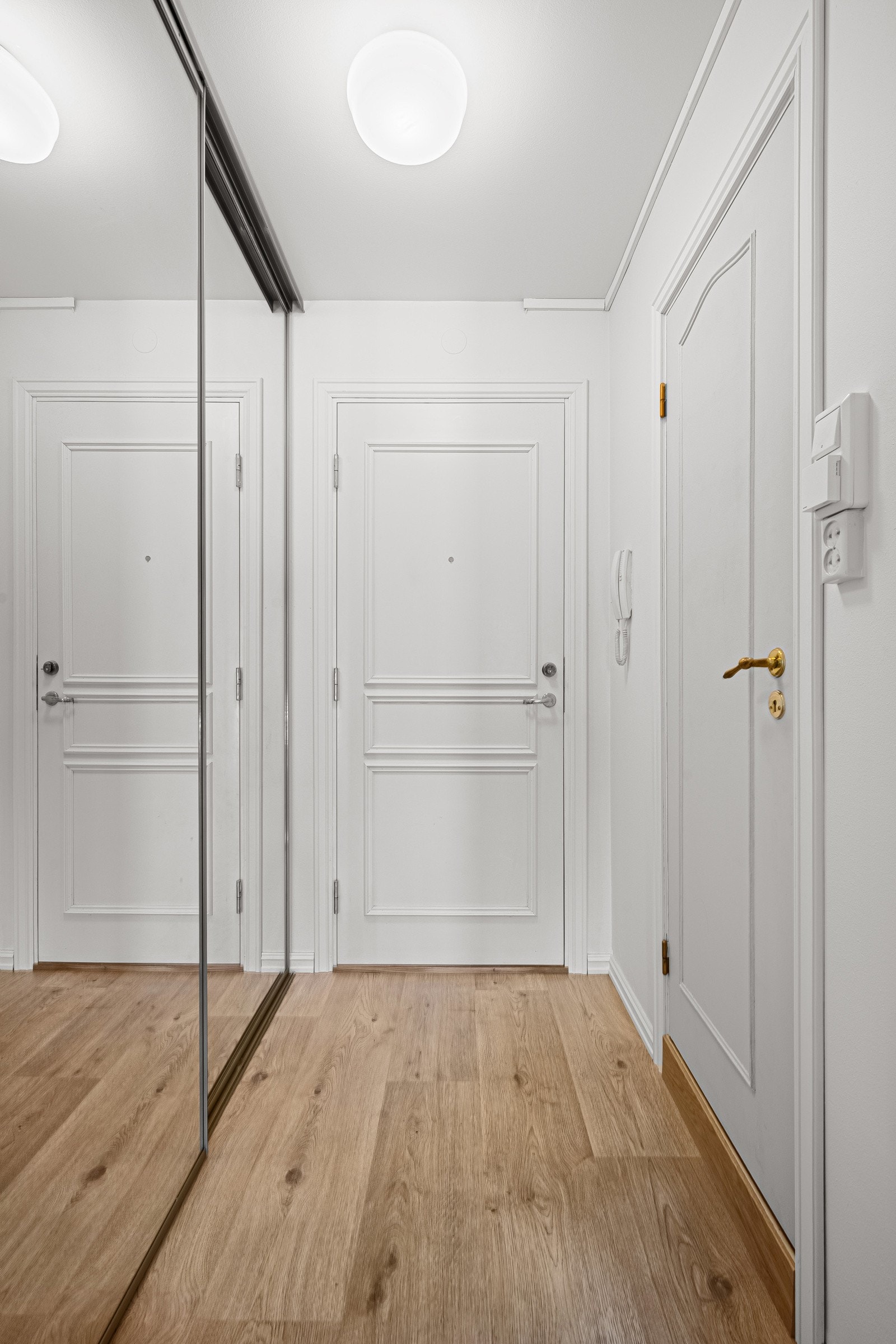 Gang med skyvedørsgarderobe Galleribilde