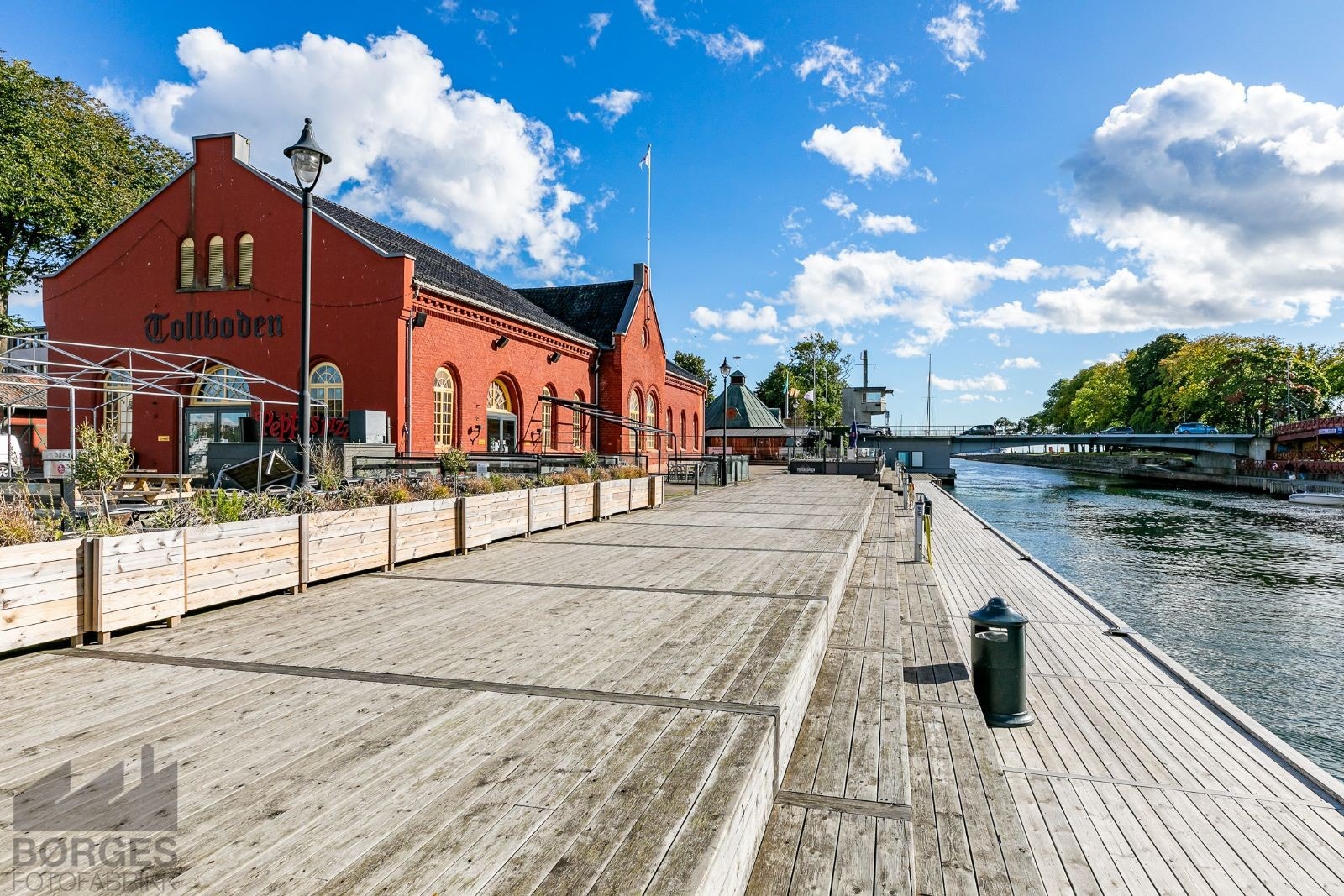 Rett ved brygga ved kanalen Galleribilde
