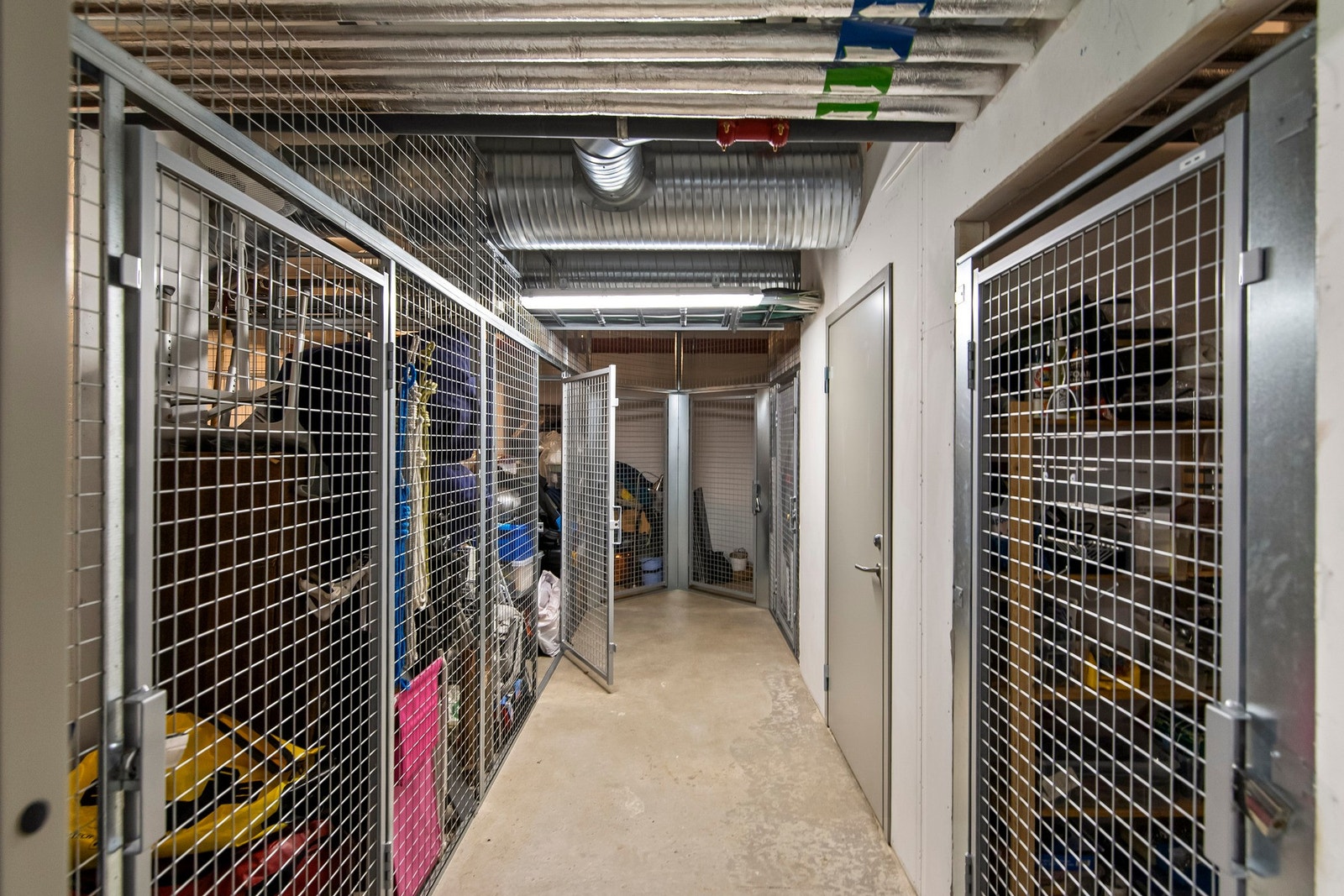 Romslig bod med god plass til oppbevaring av sesong- og hverdagsutstyr Galleribilde