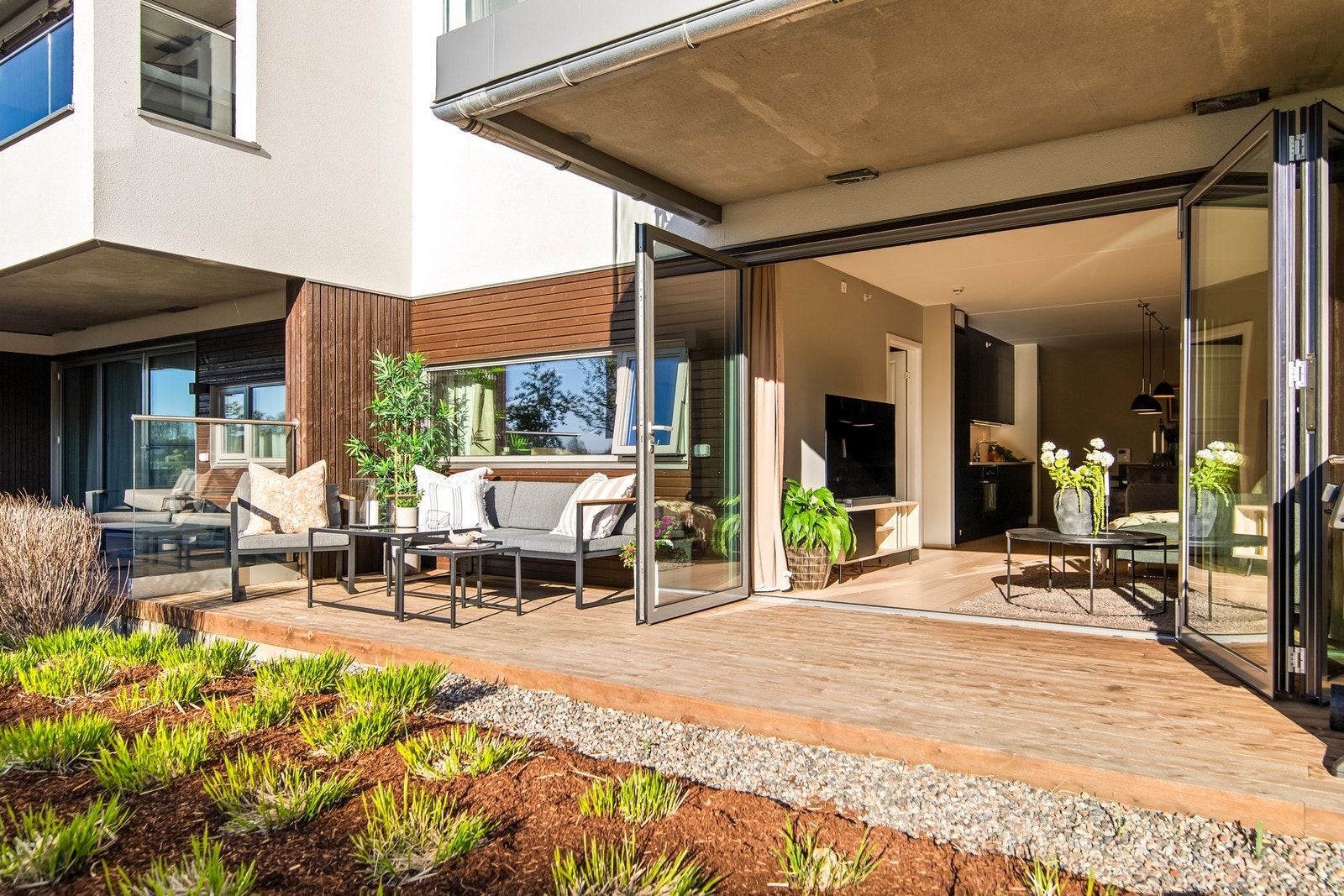 Et solrikt og deilig terrasseområde på 15 m² med delvis overbygg som gir ly og komfort Galleribilde