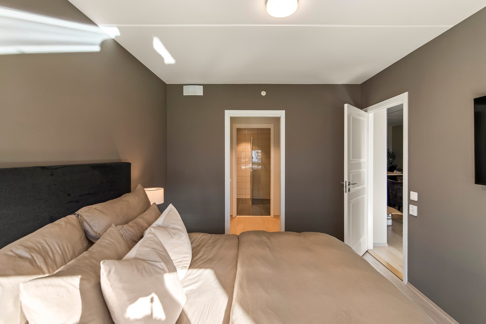 Romslig mastersuite med walk-in-closet og direkte adkomst til badeværelse som gir en privat sone Galleribilde
