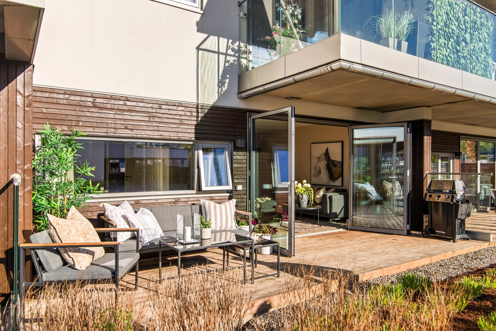 Solrik og luftig terrasse like utenfor stuen Galleribilde