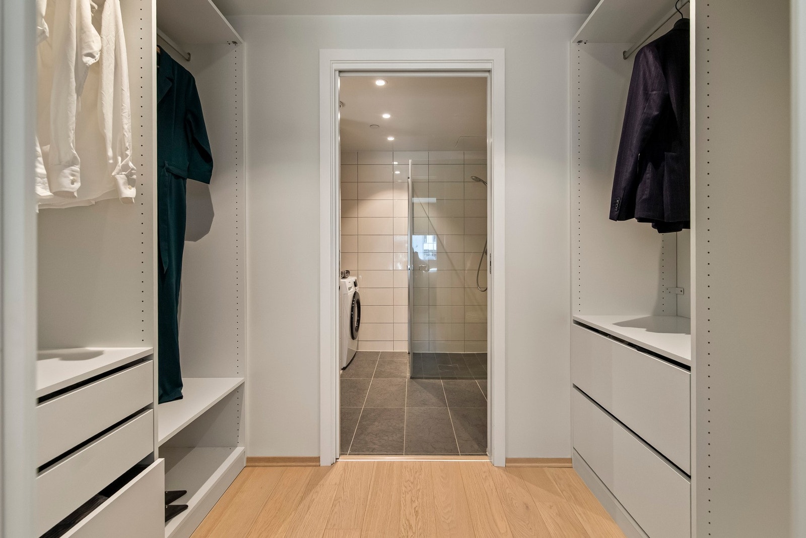 Romslig walk- in- closet for oversiktlig og ryddig oppbevaring av antrekkene Galleribilde
