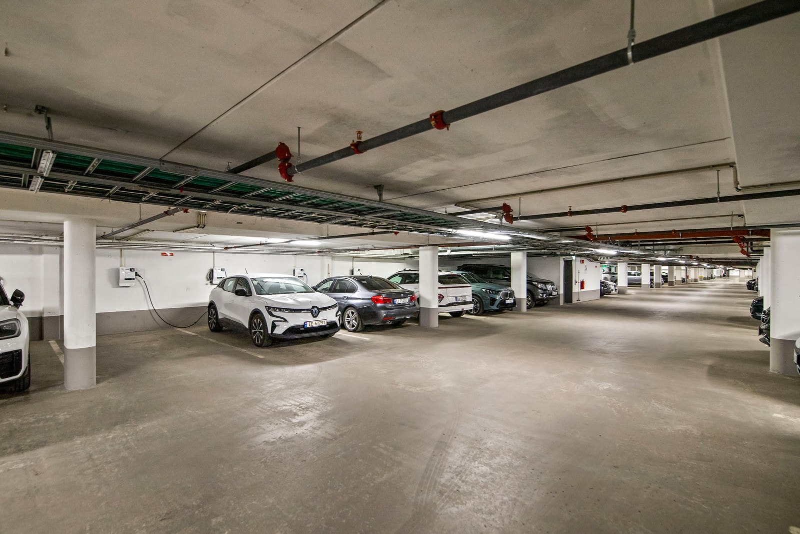 På biloppstillingsplassen i garasjeanlegget er det installert lader for el-bil Galleribilde