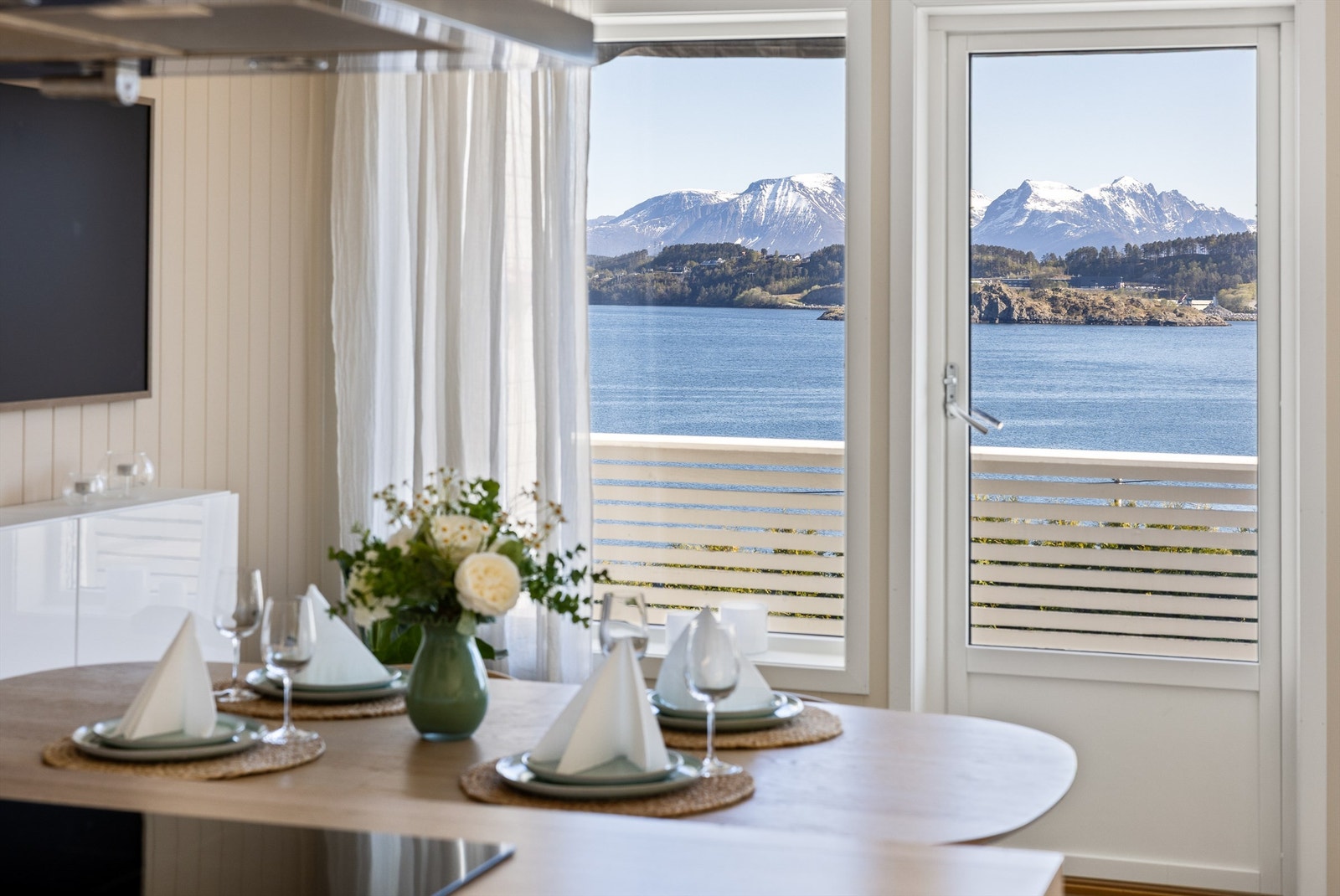 Fra spiseplassen er det utgang til veranda Galleribilde