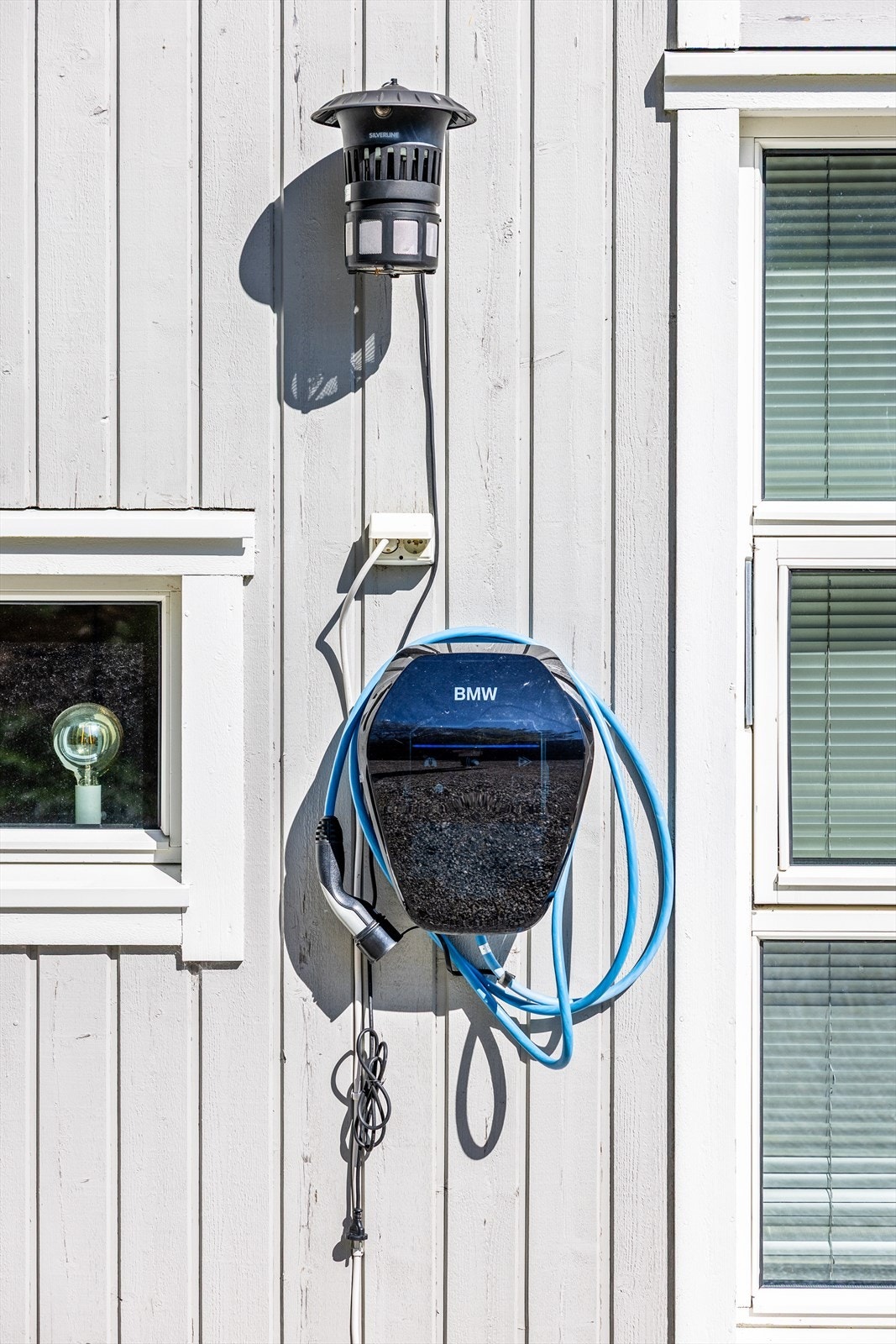 Det er montert el. billader på vestveggen av boligen Galleribilde