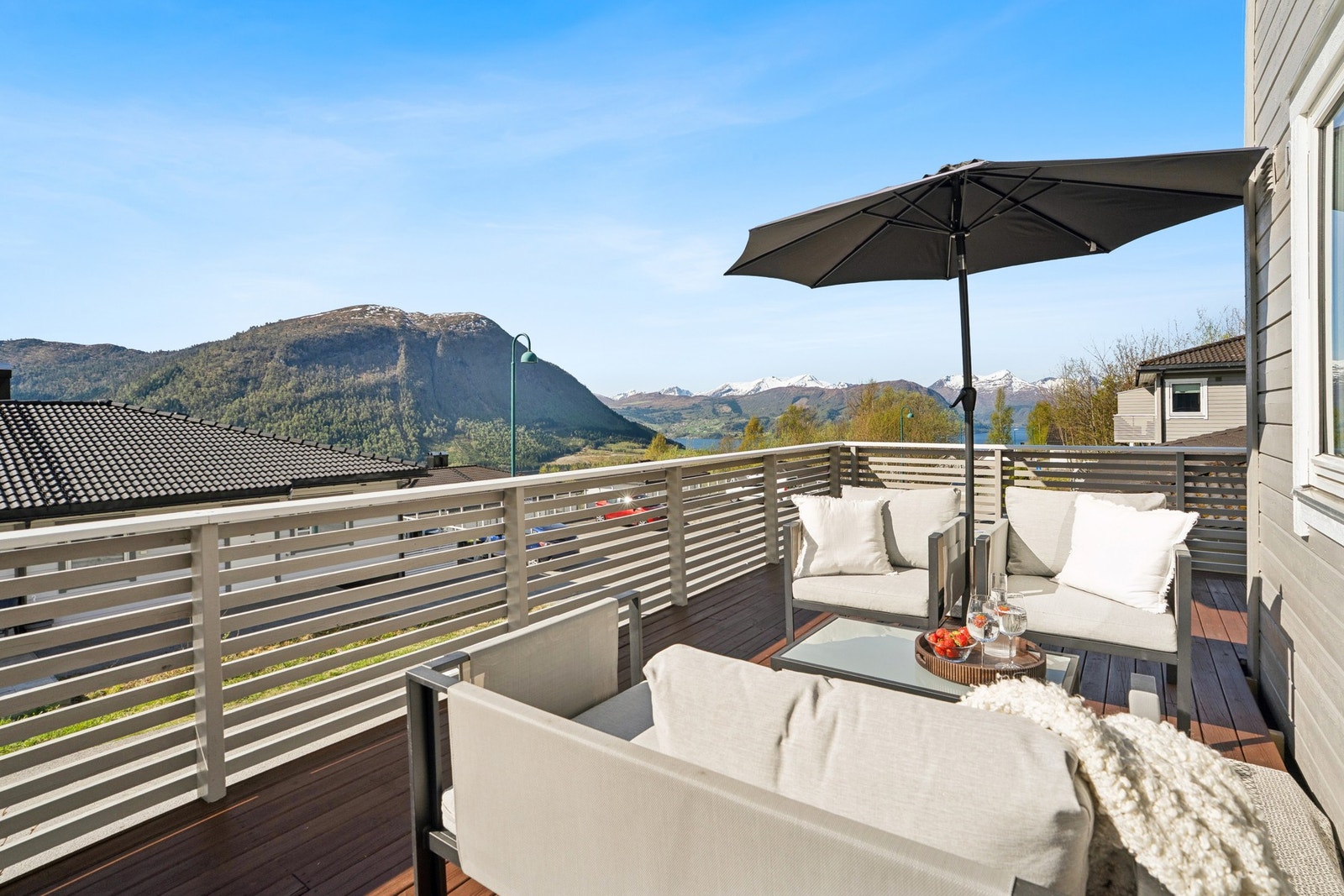 - Fra stuen har du utgang til stor terrasse med en fantastisk utsikt - Galleribilde