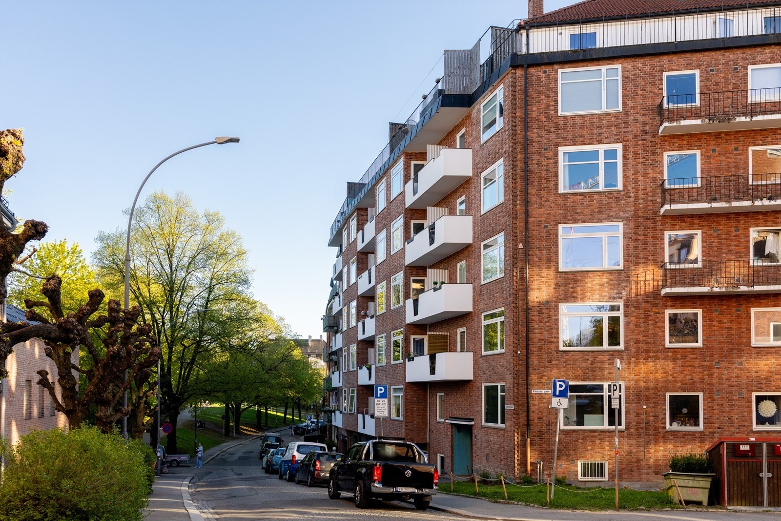 Nærmiljøet og nabolaget oppleves hyggelig og rolig, og tilbyr en unik kombinasjon av grønne, frodige omgivelser samtidig som du bor med kort vei til "alt". Galleribilde