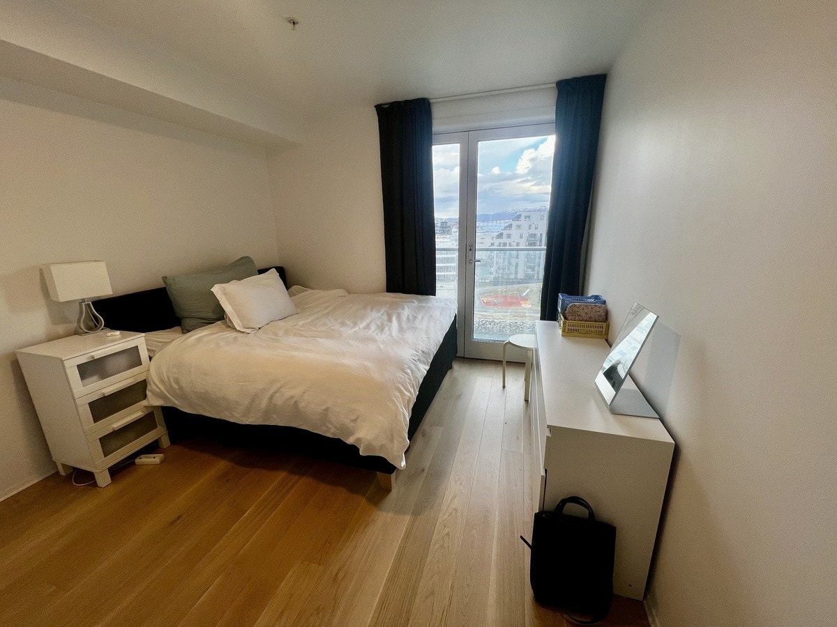 Hovedsoverom (seng 180 cm) med PAX-skap 200 cm samt kommode Galleribilde