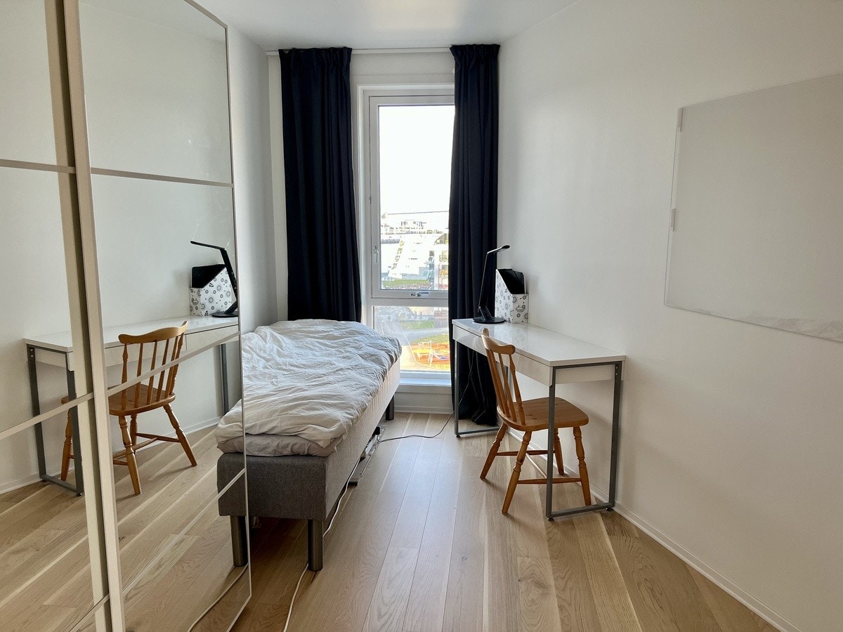 Soverom 2 (seng 90 cm) med skrivepult og PAX-skap 150 cm Galleribilde