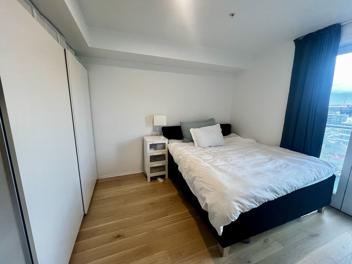 Hovedsoverom (seng 180 cm) med PAX-skap 200 cm samt kommode Galleribilde