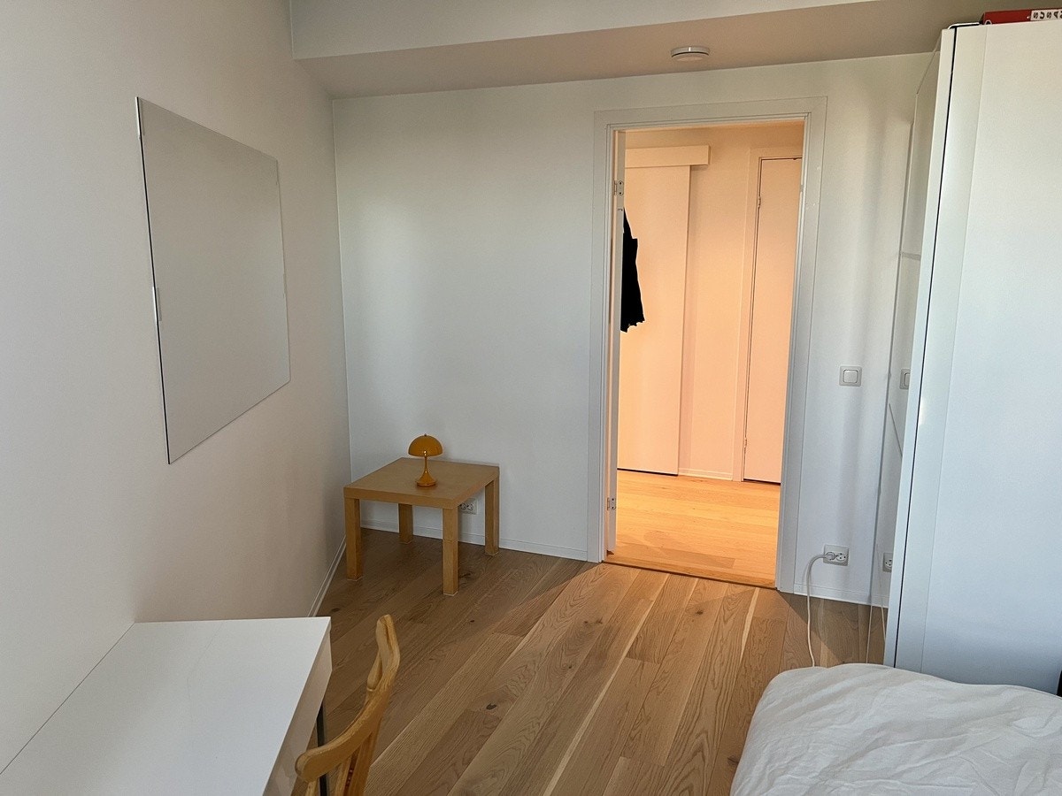 Soverom 2 (seng 90 cm) med skrivepult og PAX-skap 150 cm Galleribilde