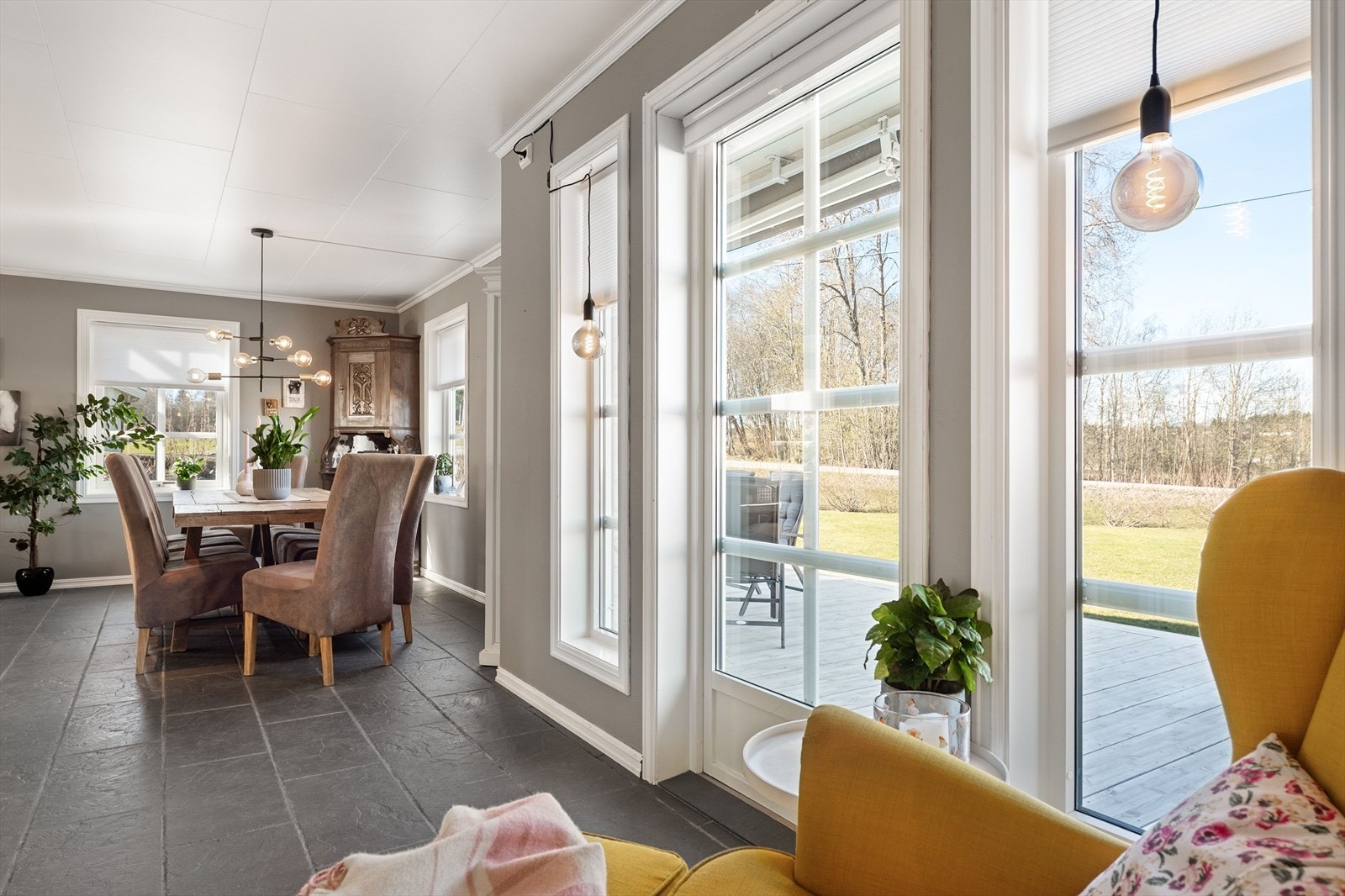 Fra stuen er det utgang til en stor terrasse med tilhørende utestue. Galleribilde