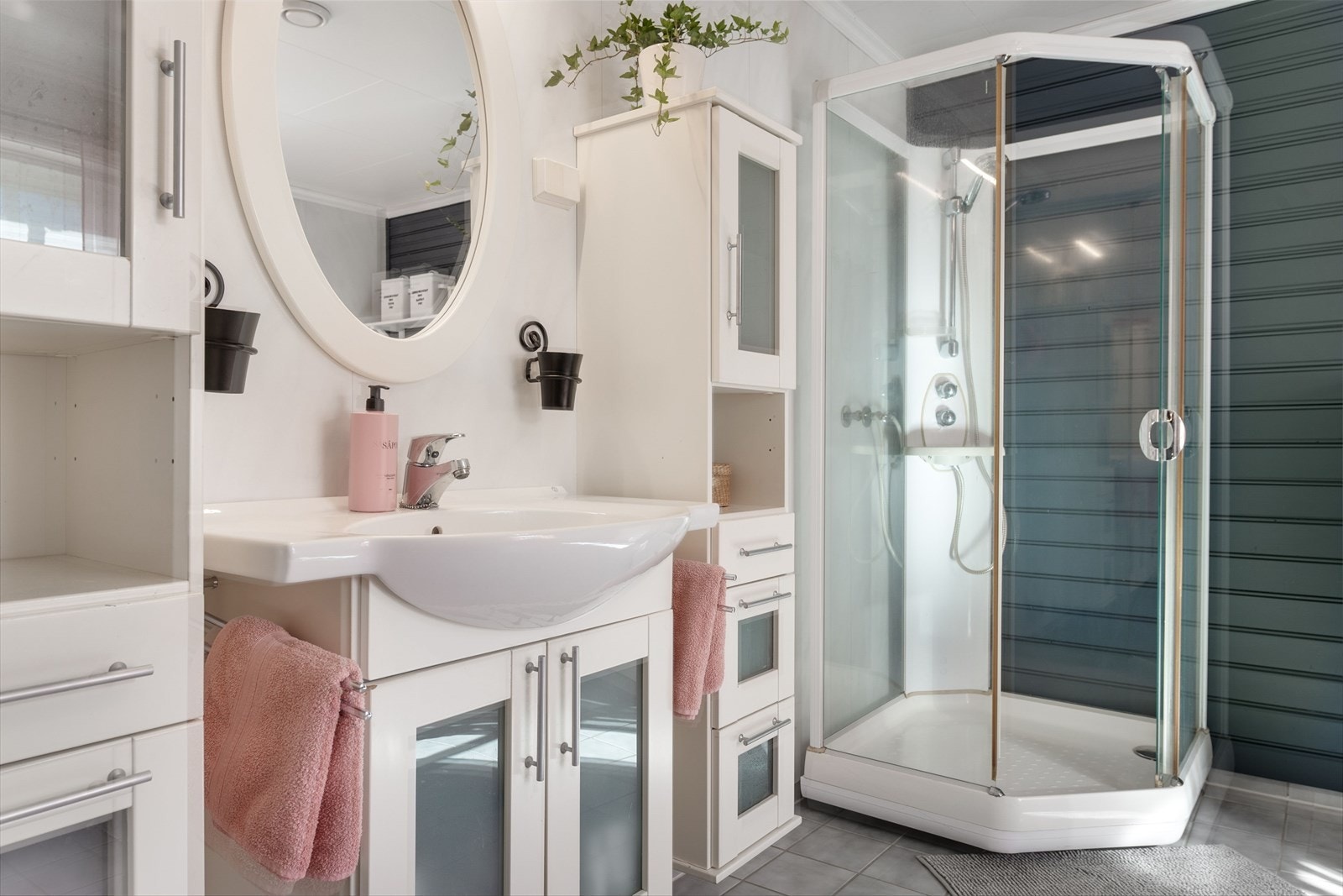 Badet har innredning med nedfelt servant, veggmontert toalett og dusjkabinett, samt opplegg for både vaskemaskin og badekar. Galleribilde