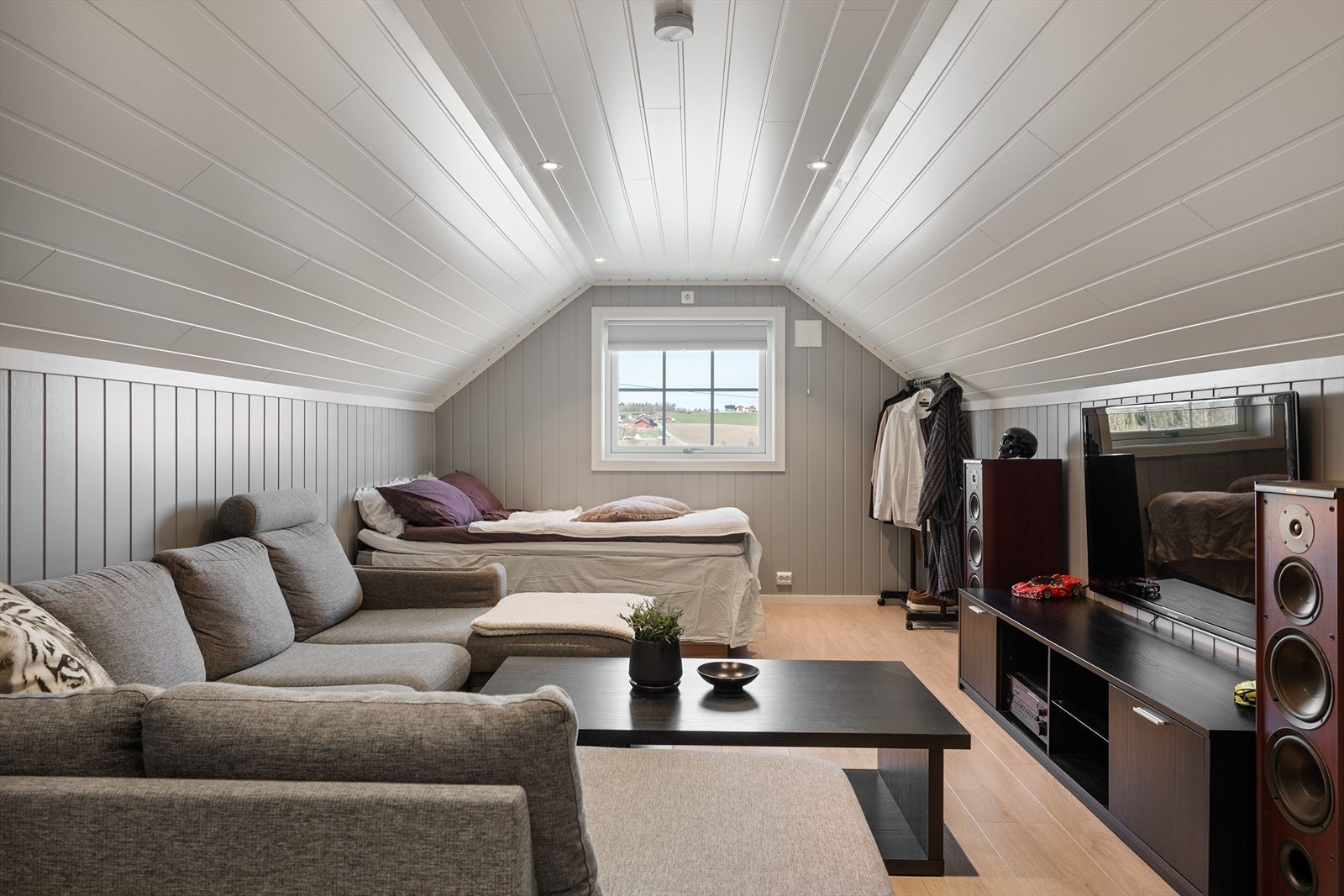 Disponibelt innredet rom på garasje. Galleribilde