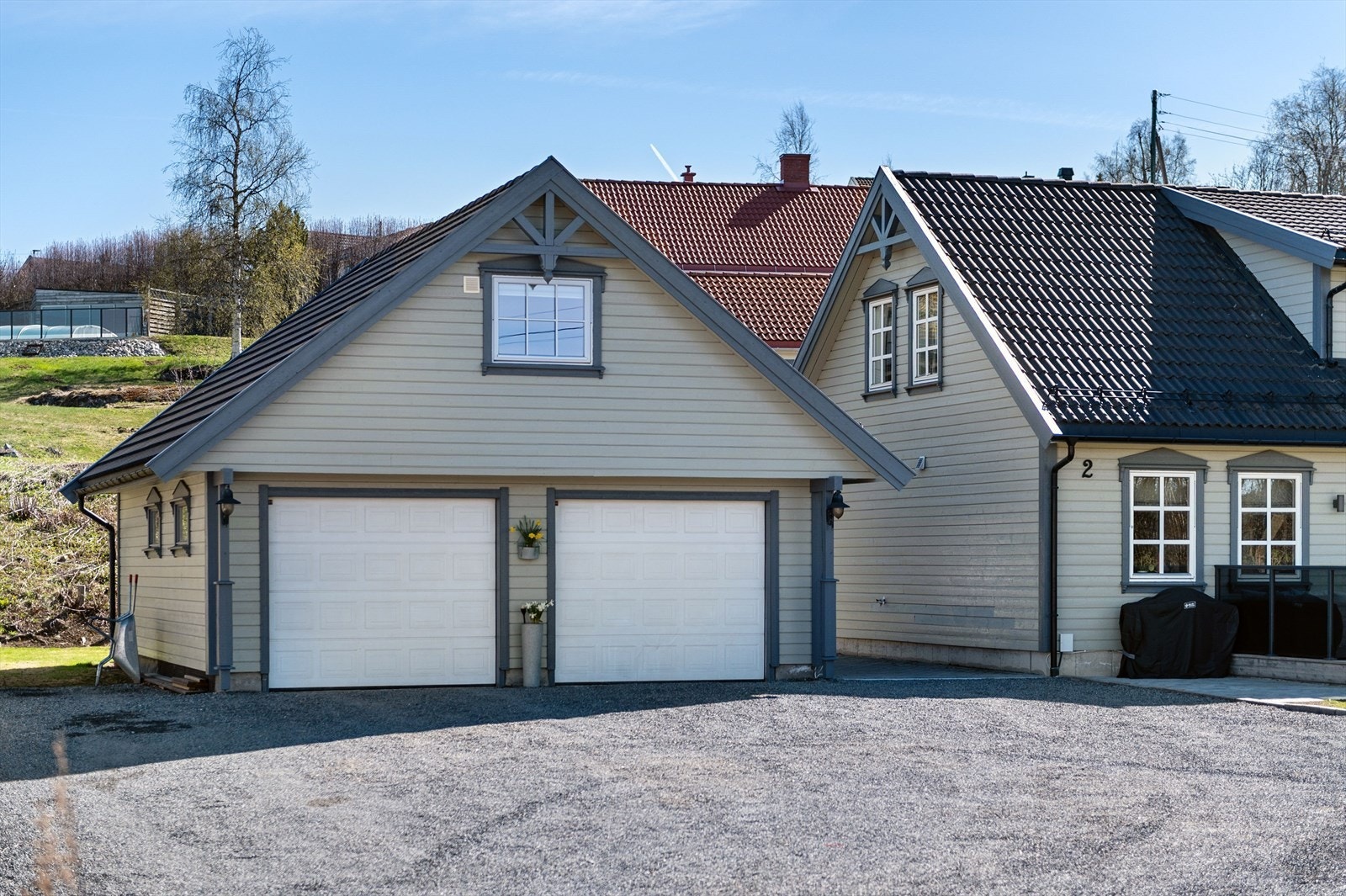 Meget romslig dobbelgarasje med god plass til to biler og ekstra lagring, samt disp. innredet rom på loft. Galleribilde