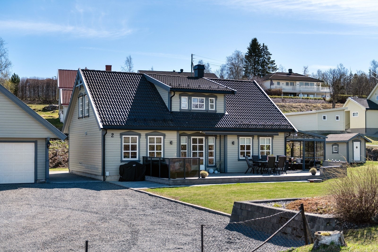 Attraktiv, innholdsrik og pen bolig. Nydelig uteplass og romslig garasje. Galleribilde