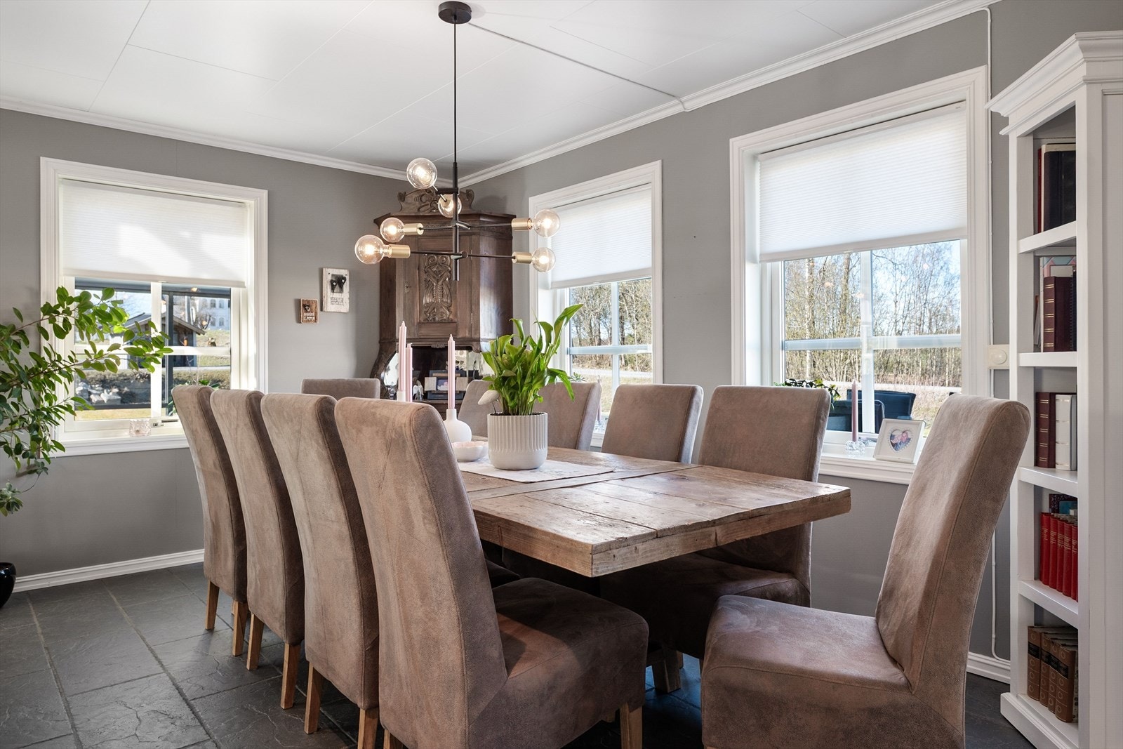 Spisestue med plass til hele familien. Galleribilde